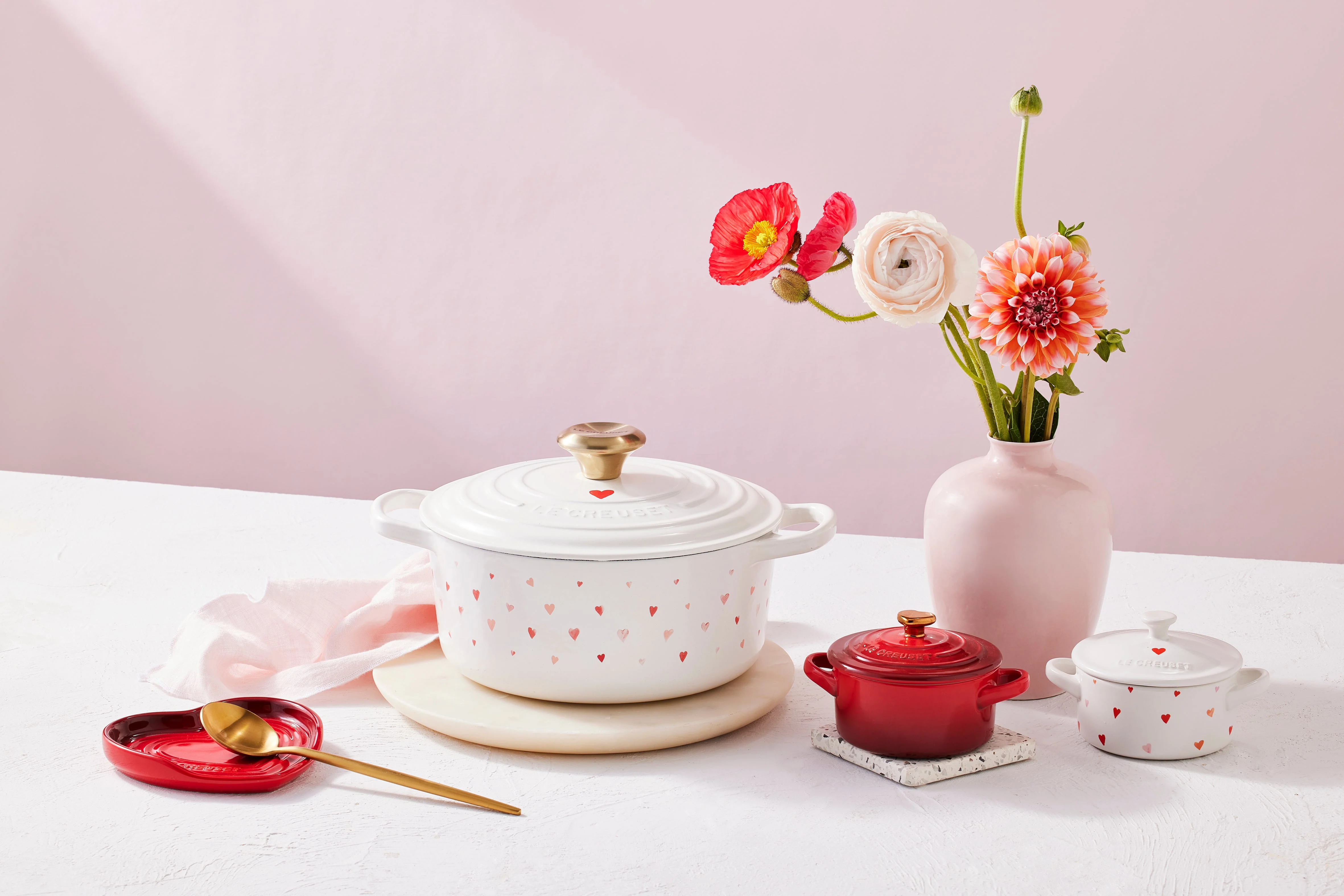 Cocotte Ronde Signature - Fonte Émaillée - 22Cm - Motifs Cœurs - Bouton Doré Clair - Image 5