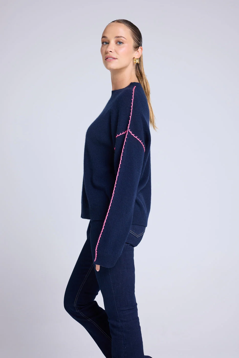 Pull Col Rond Oversize Surpiqures Clarisse - Bleu Marine Rose Fluo - Image 4