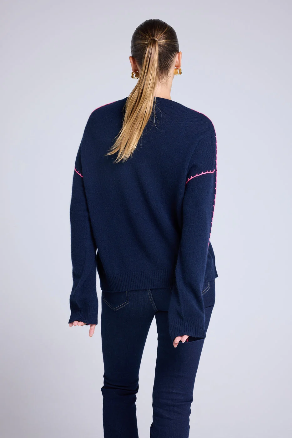 Pull Col Rond Oversize Surpiqures Clarisse - Bleu Marine Rose Fluo - Image 5