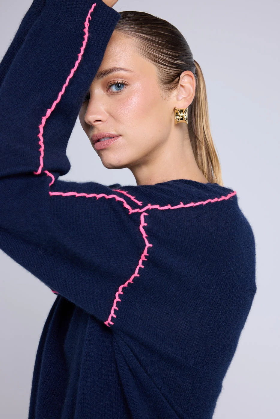 Pull Col Rond Oversize Surpiqures Clarisse - Bleu Marine Rose Fluo - Image 6
