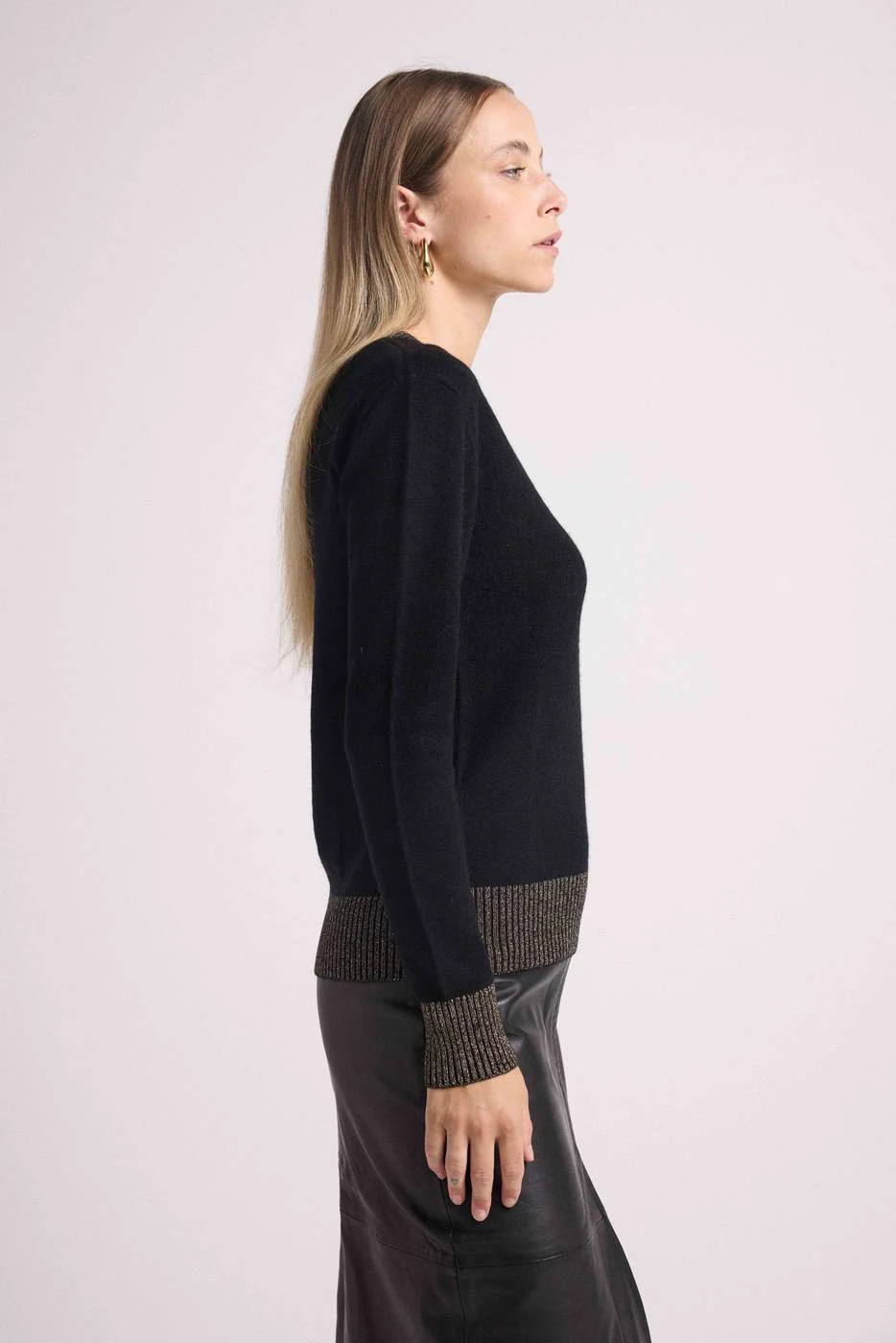 Pull Col V Rib Couleur Zephana - Noir Doré - Image 2