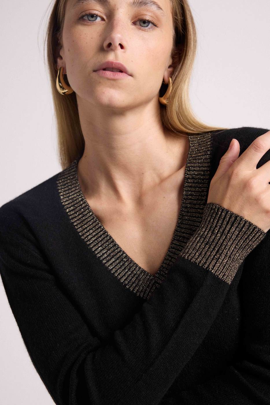 Pull Col V Rib Couleur Zephana - Noir Doré - Image 4