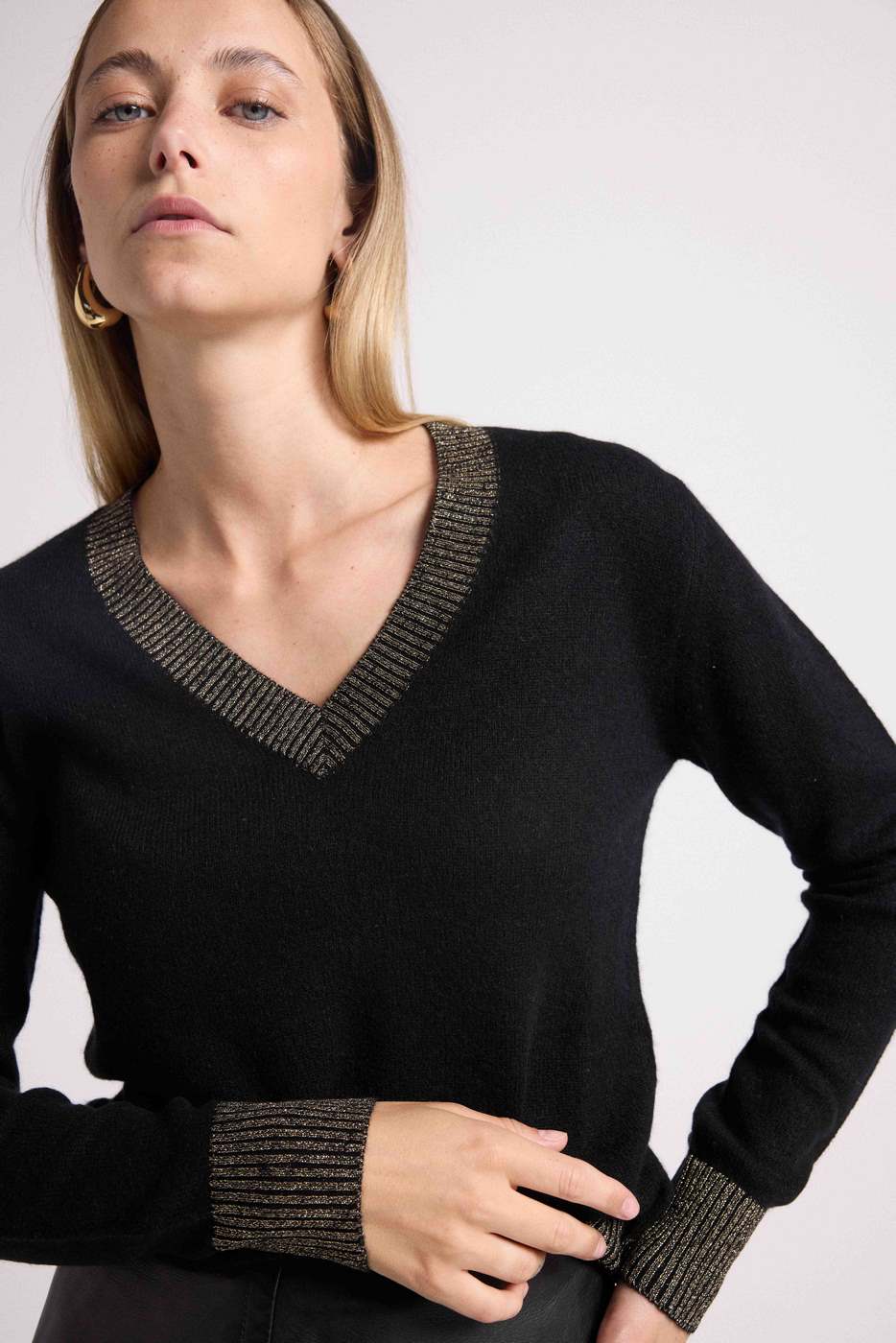 Pull Col V Rib Couleur Zephana - Noir Doré - Image 5