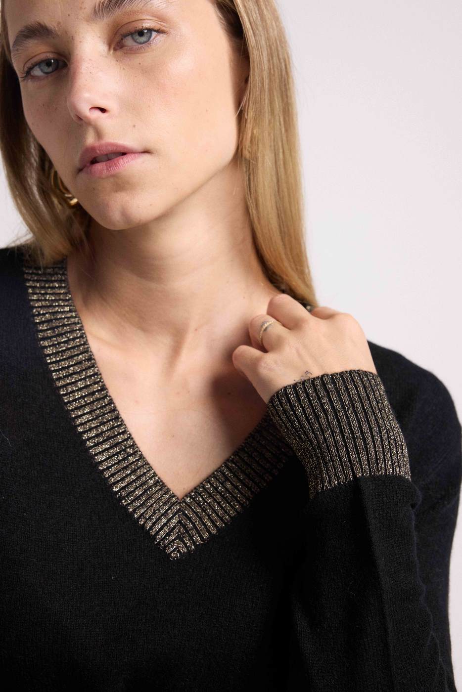 Pull Col V Rib Couleur Zephana - Noir Doré - Image 6