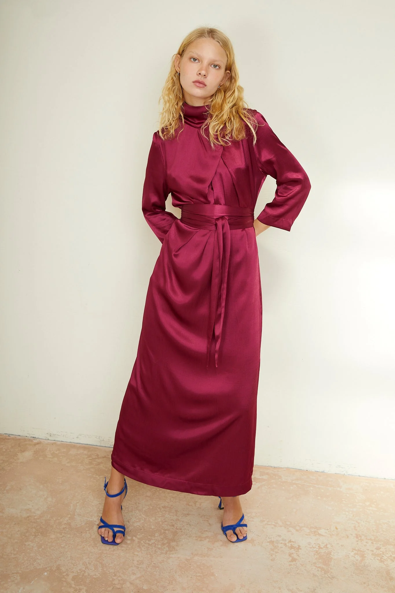 Robe Clotilde Saten Arruguilla Ciruela - Image 3
