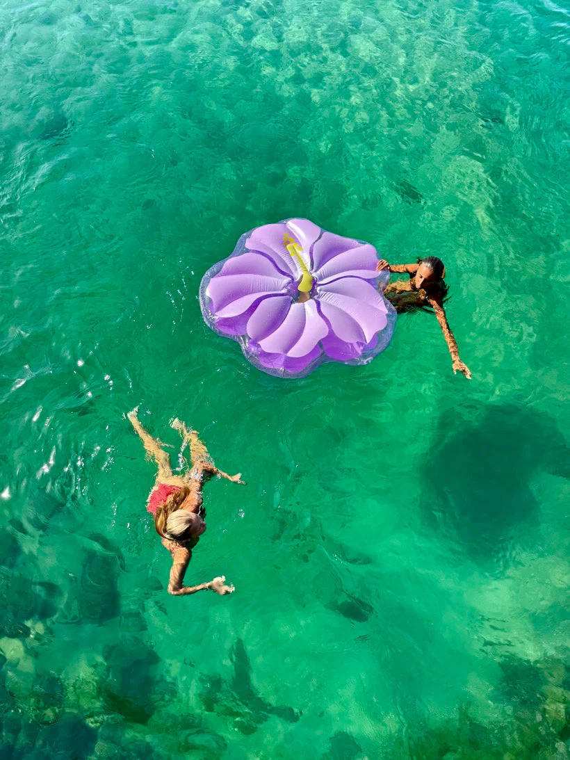 Bouée Gonflable Luxe Lie-On Float Hibiscus - Pastel Lilas - Image 4
