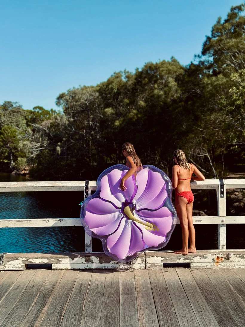 Bouée Gonflable Luxe Lie-On Float Hibiscus - Pastel Lilas - Image 5