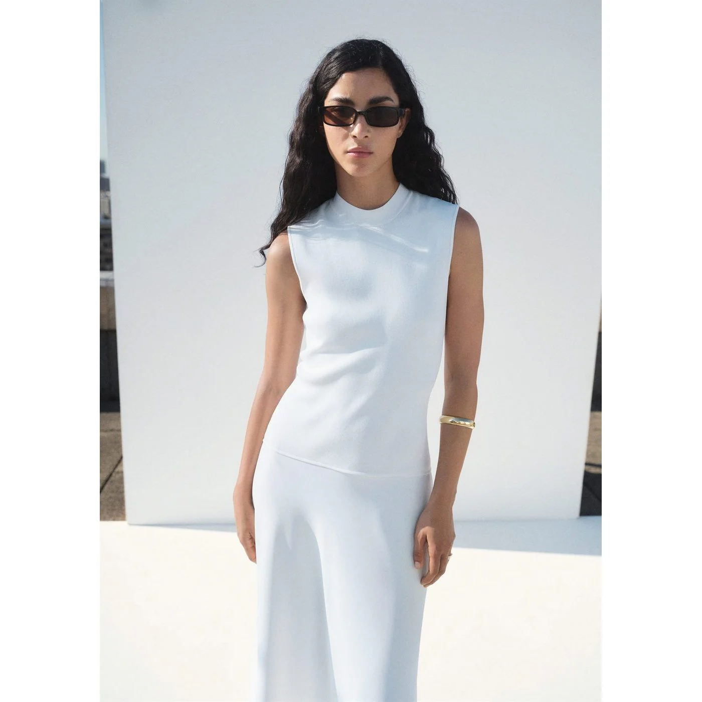 Robe Bima - White - Image 2
