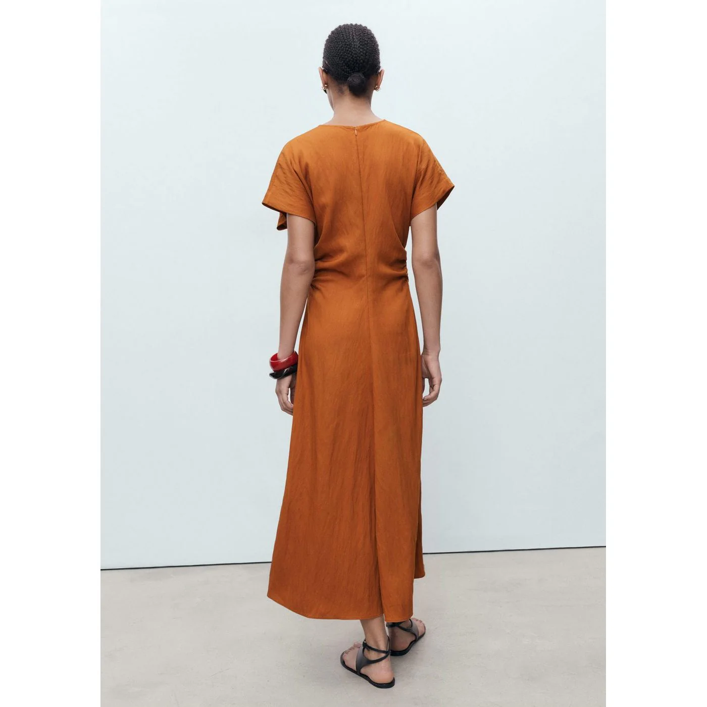 Robe Broom - Brown - Image 3