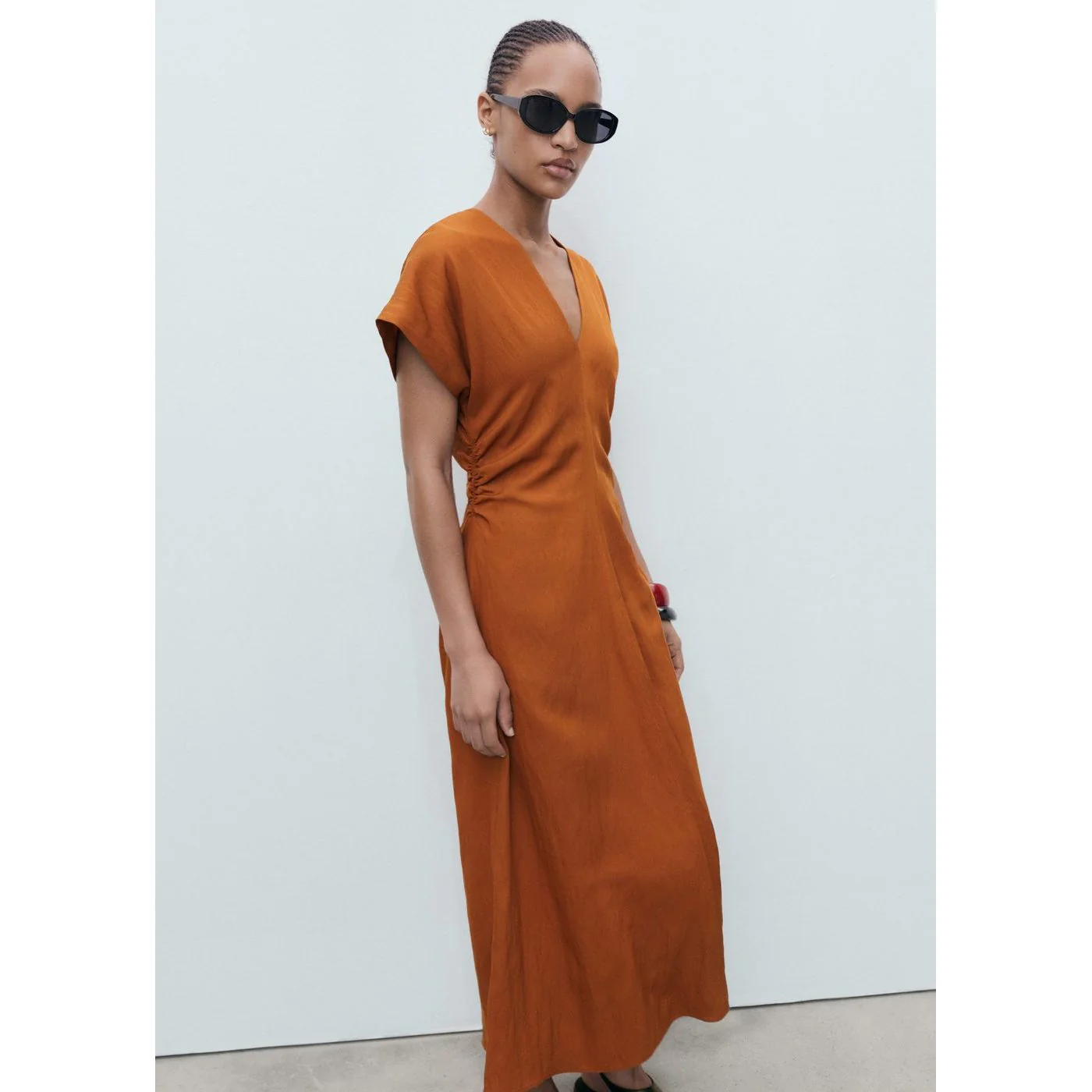 Robe Broom - Brown - Image 5