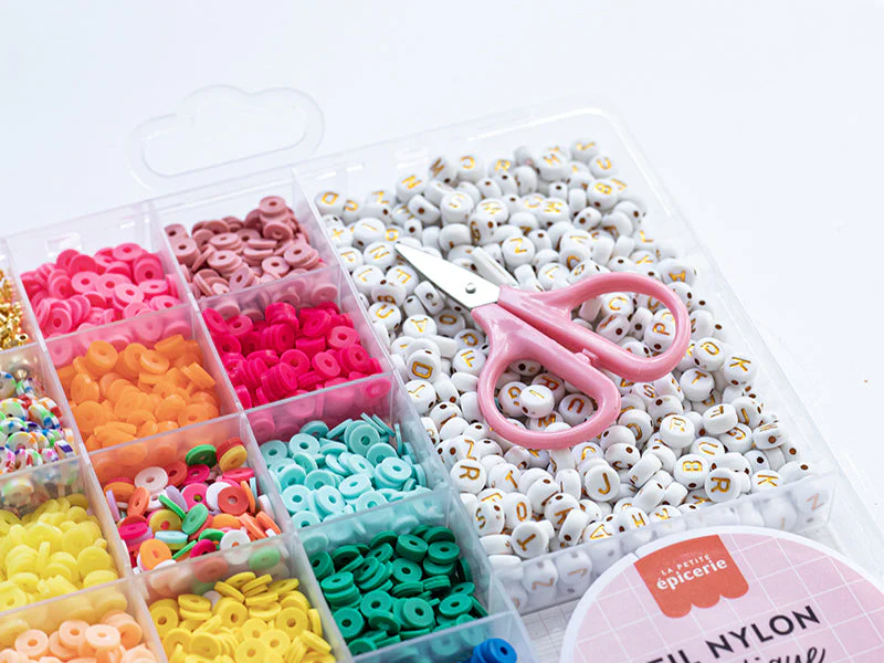 Maxi Boite - 16 Couleurs De Perles Heishi Pop Et Accessoires + Perles Lettres, Ciseaux Et Fil Élastique - Image 6