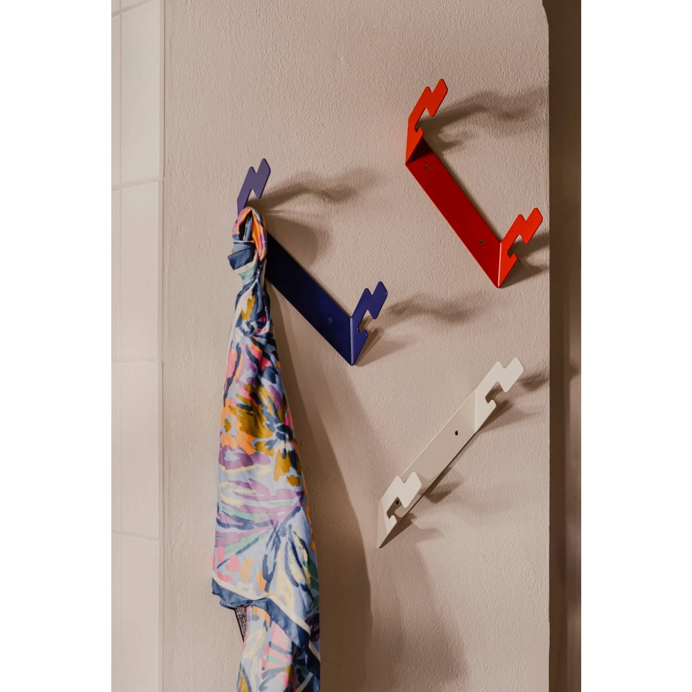 Porte Manteaux Glips - Piazza & Blueberry & Red - Image 2
