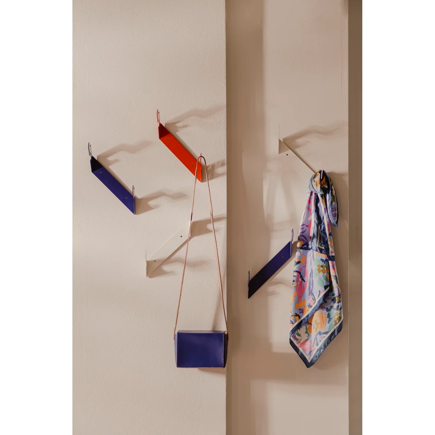 Porte Manteaux Glips - Piazza & Blueberry & Red - Image 4