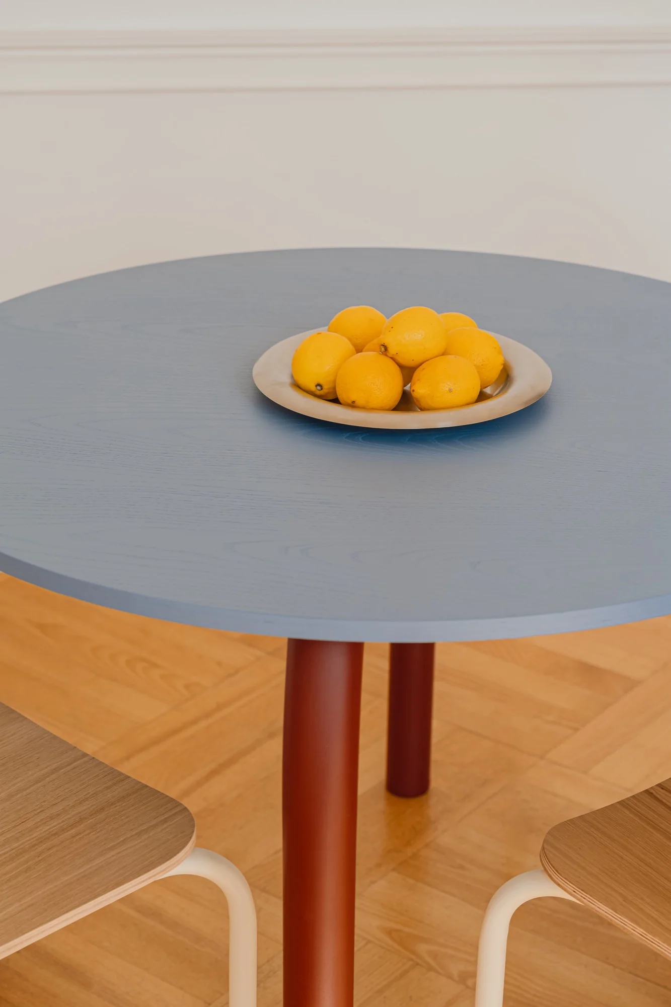 Table Meko - Petit - Frosty Blue Top/Auburn Red Legs - Image 2