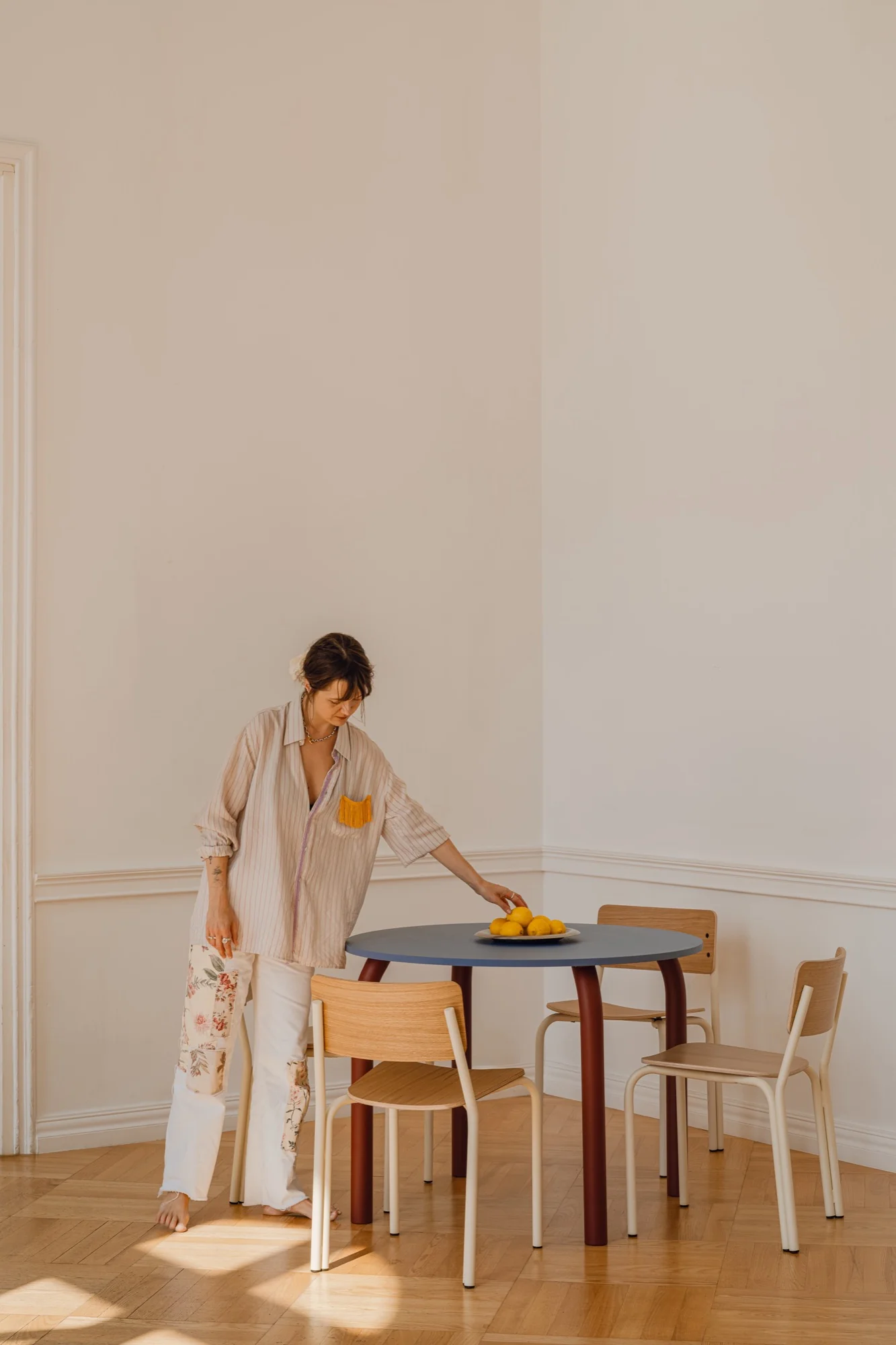 Table Meko - Petit - Frosty Blue Top/Auburn Red Legs - Image 3