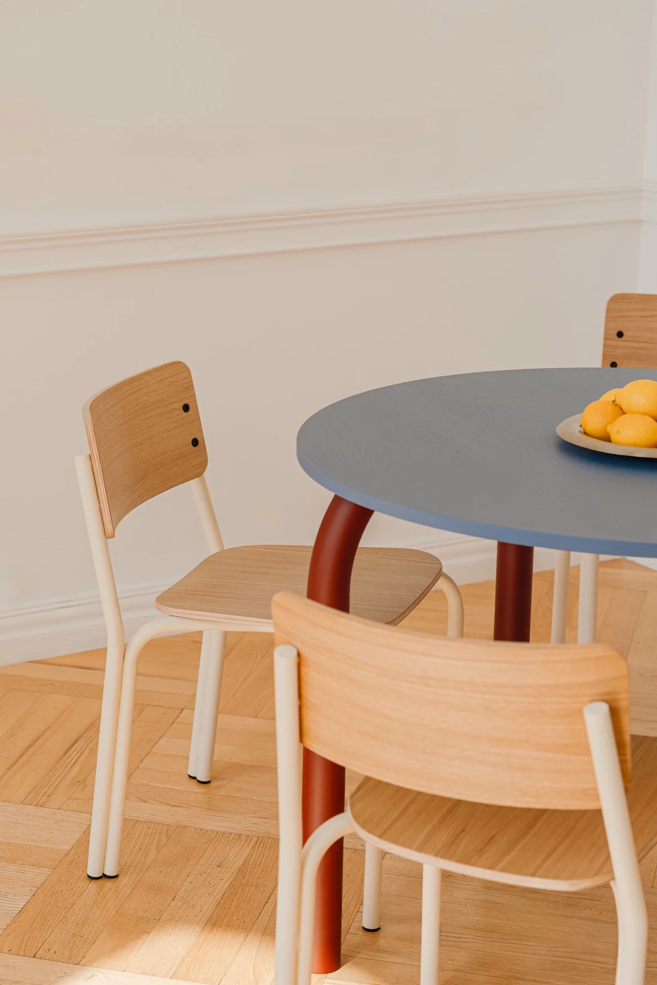 Table Meko - Petit - Frosty Blue Top/Auburn Red Legs - Image 4