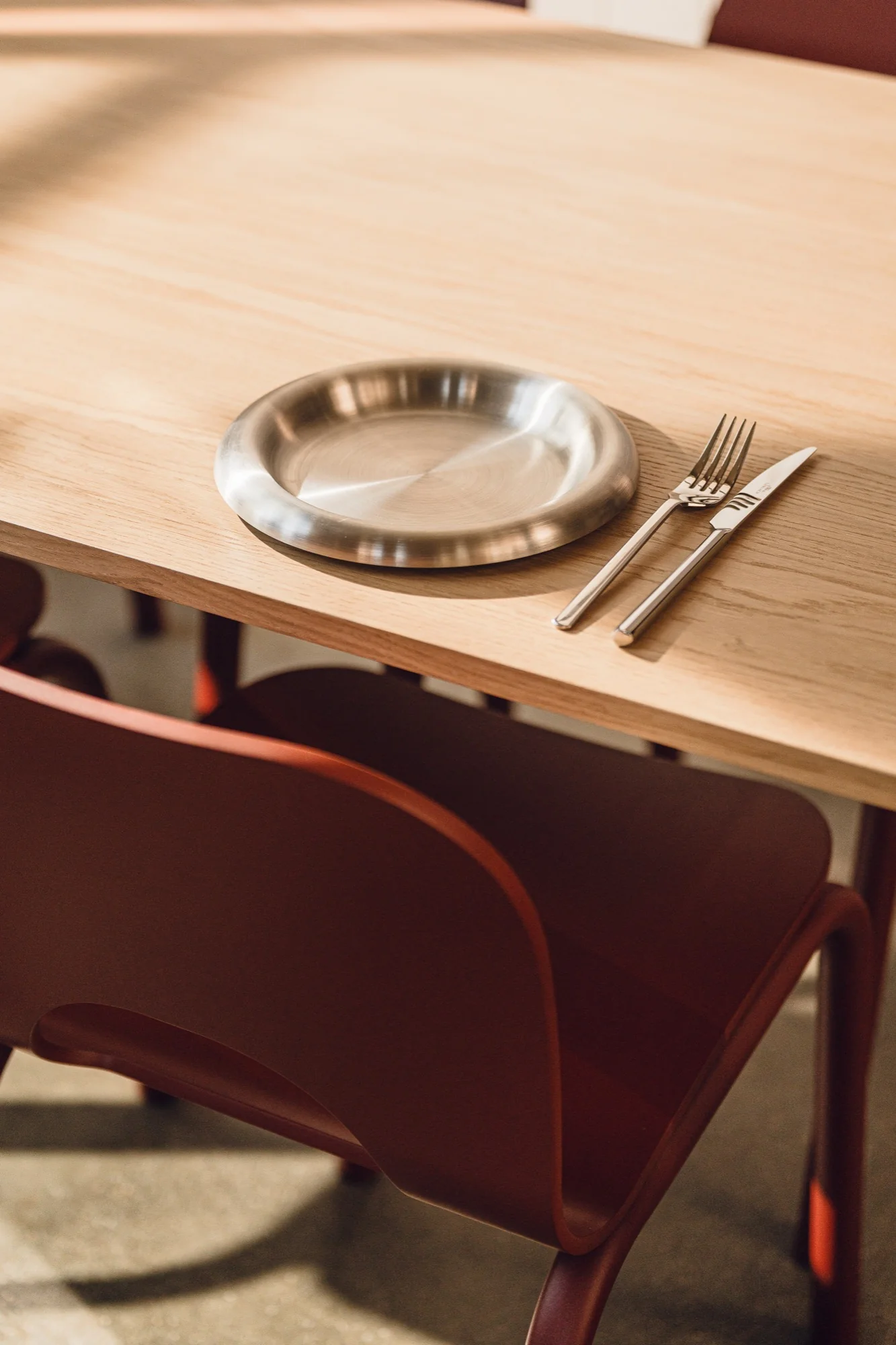 Table Meko - Grand - Oak Top/Auburn Red Legs - Image 2