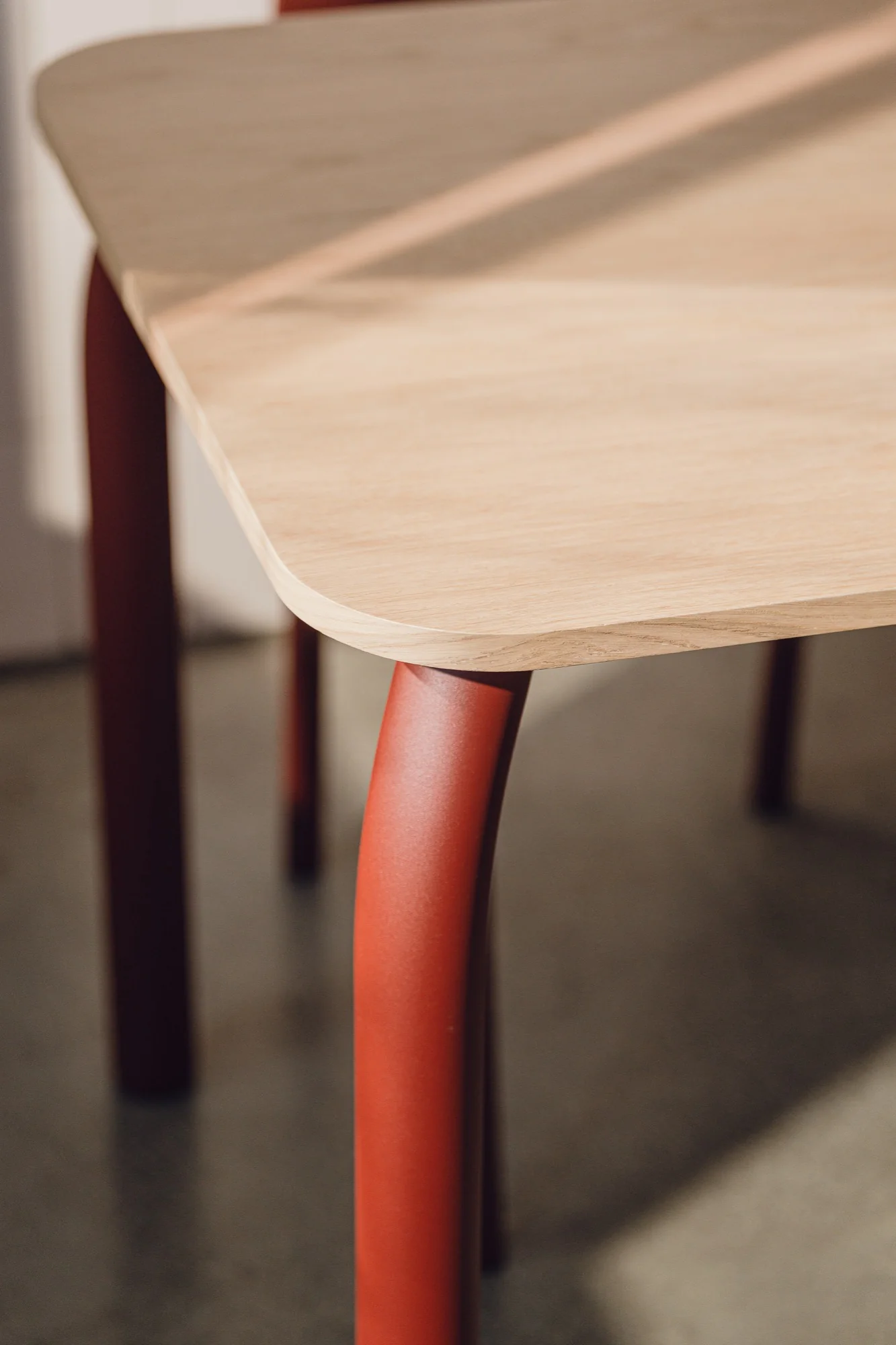 Table Meko - Grand - Oak Top/Auburn Red Legs - Image 3