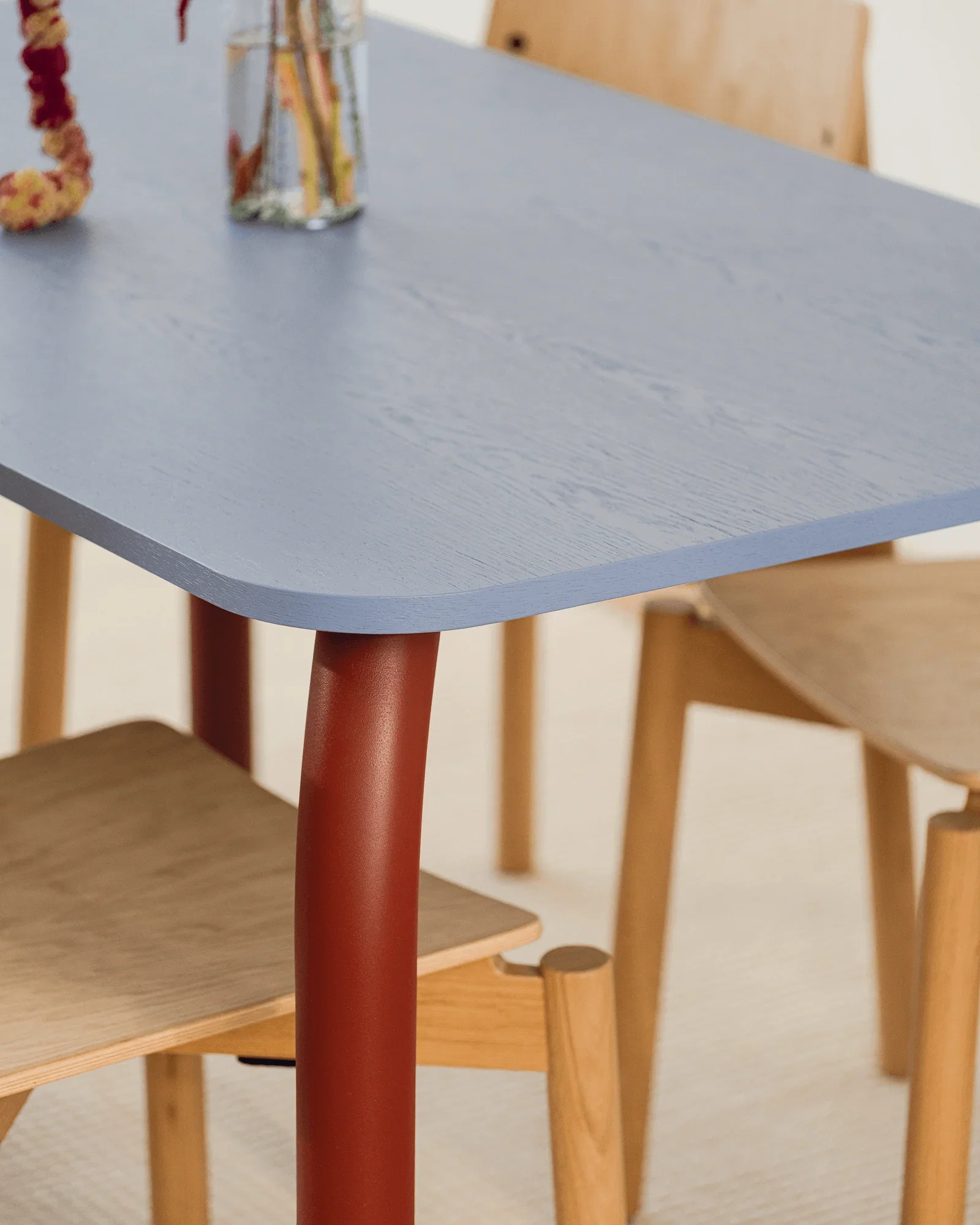 Table Meko - Grand - Frosty Blue Top/Auburn Red Legs - Image 3