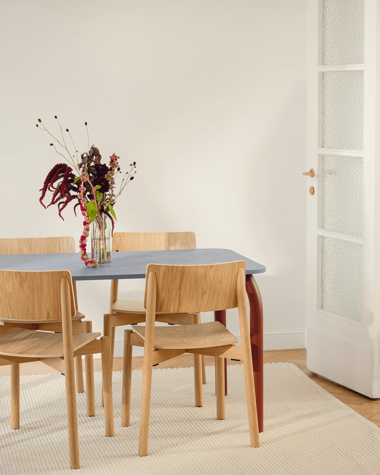 Table Meko - Grand - Frosty Blue Top/Auburn Red Legs - Image 4
