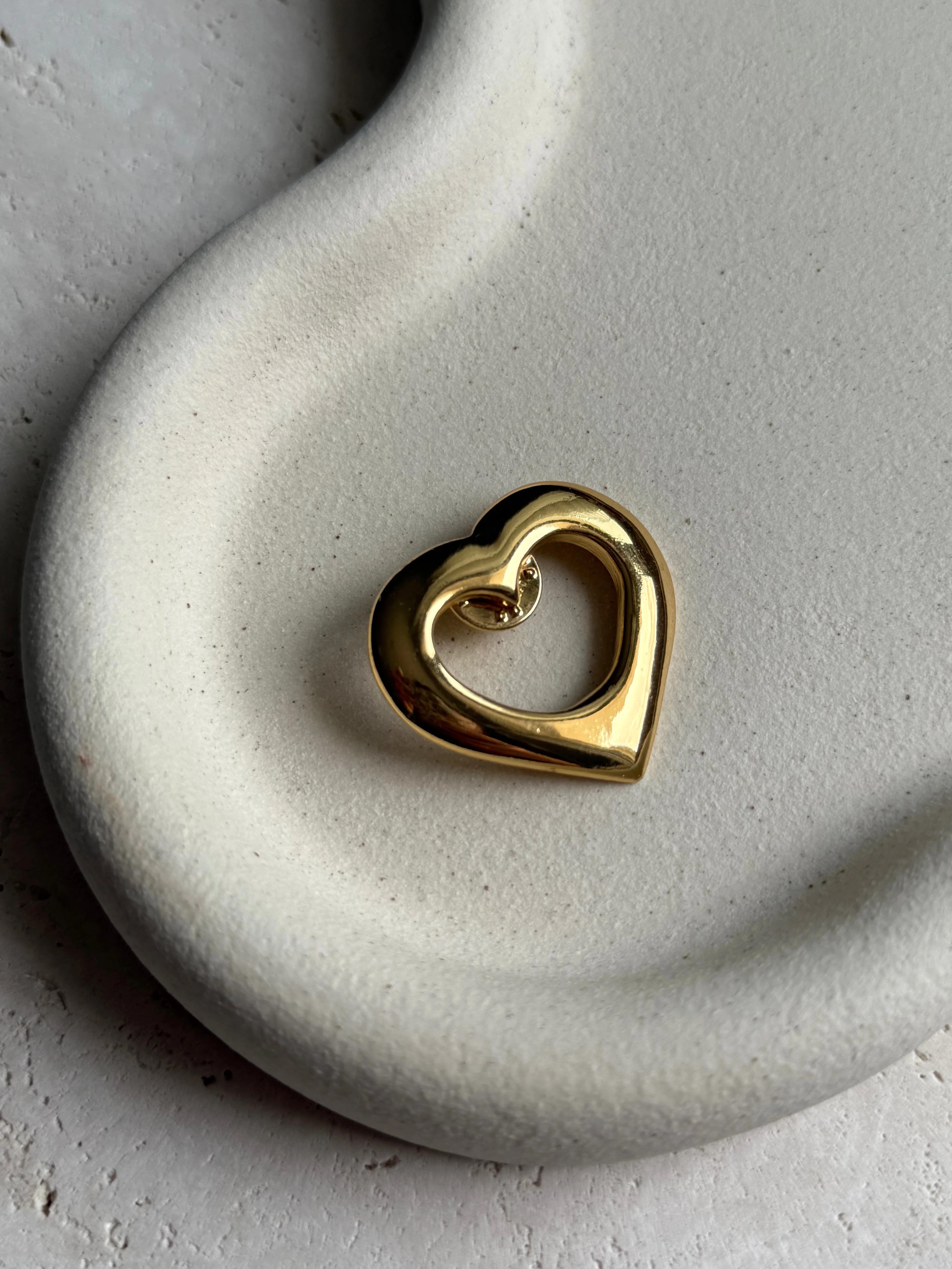 Yves Saint Laurent - Pins Vintage - Coeur Doré Ajouré - Image 2
