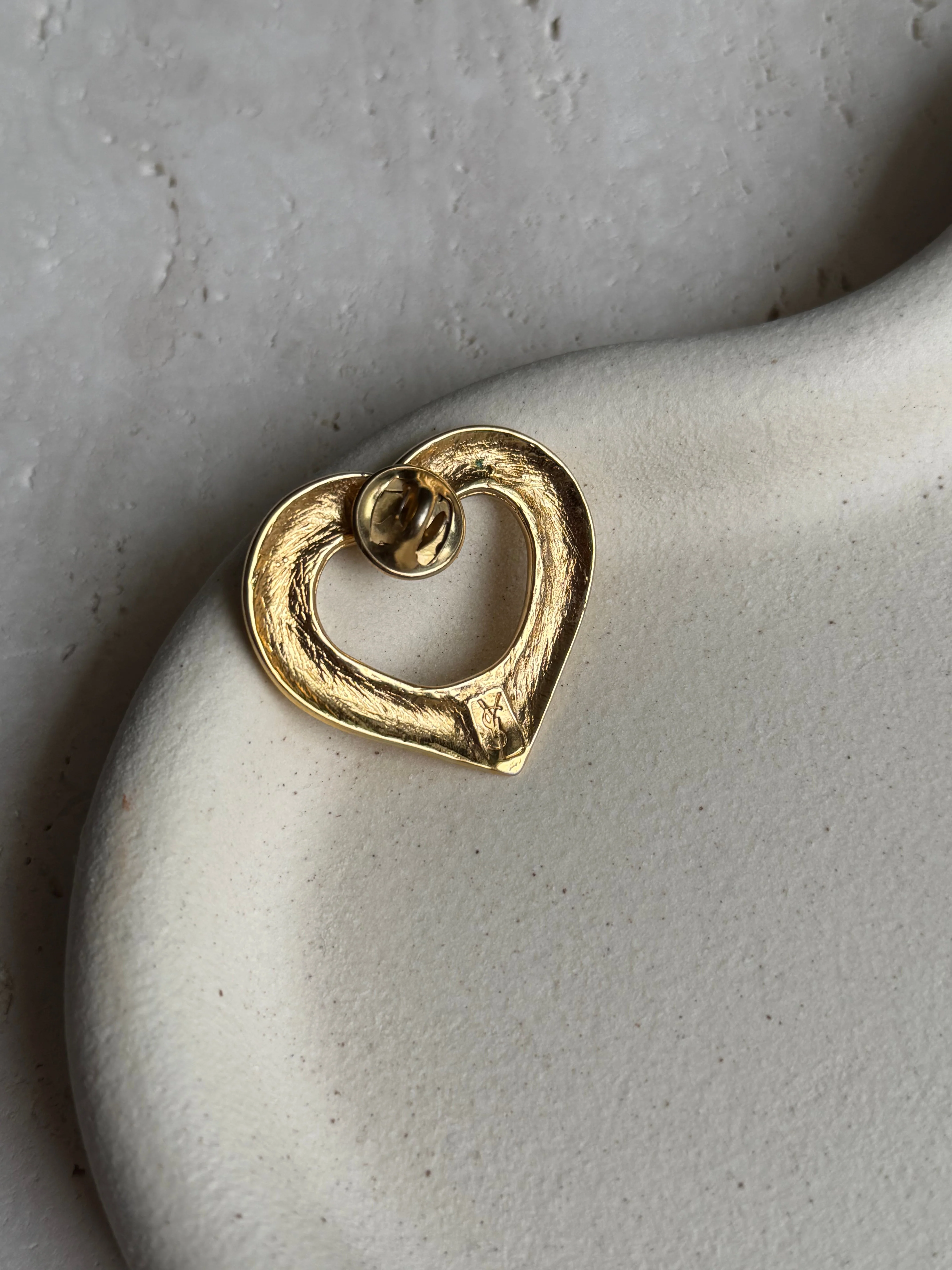 Yves Saint Laurent - Pins Vintage - Coeur Doré Ajouré - Image 3