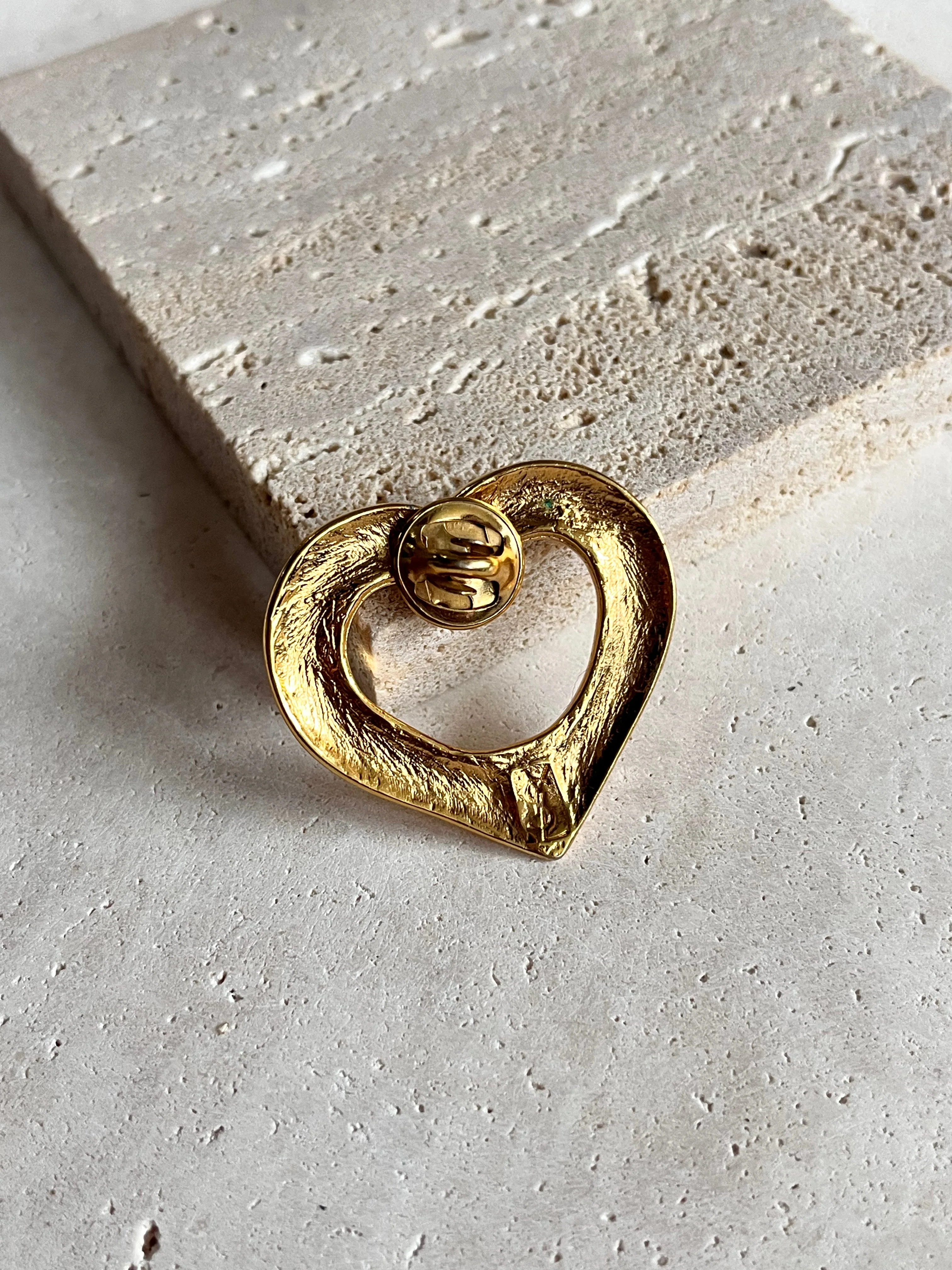 Yves Saint Laurent - Pins Vintage - Coeur Doré Ajouré - Image 5