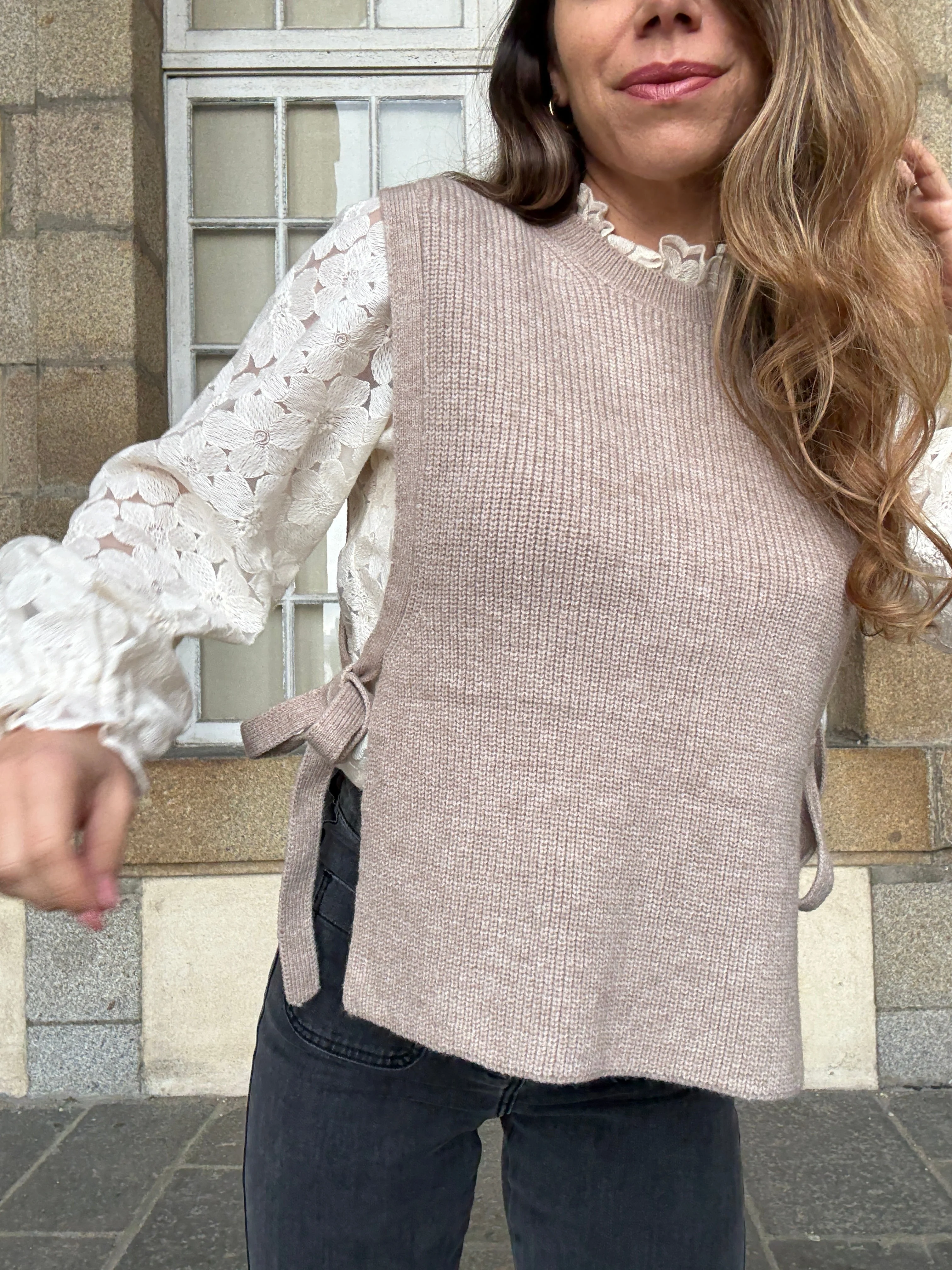 Pull Sans Manches À Noeuds Taupe Valentine - Image 5