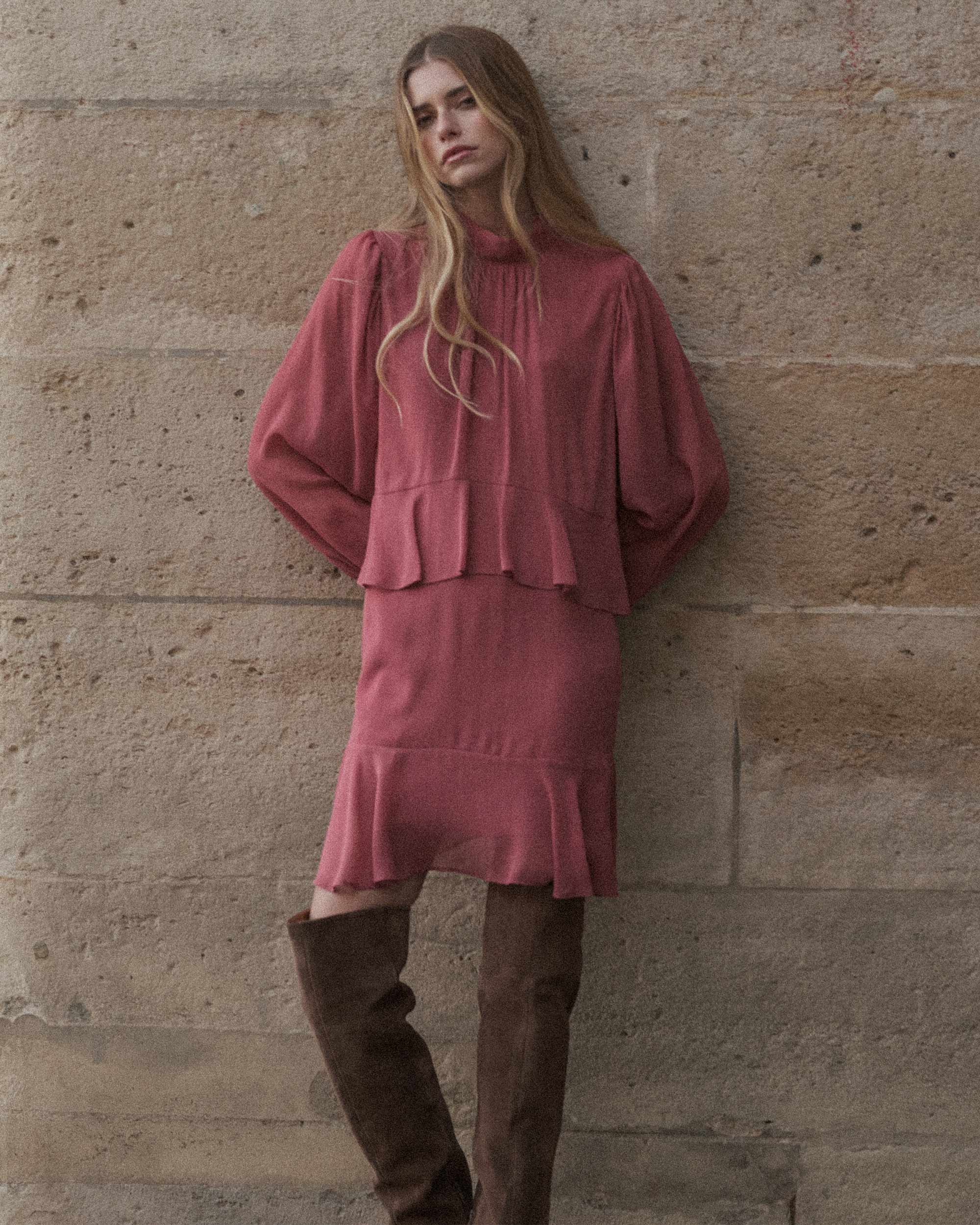 Robe Courte Fluide À Volant Blush Sahelle - Image 2