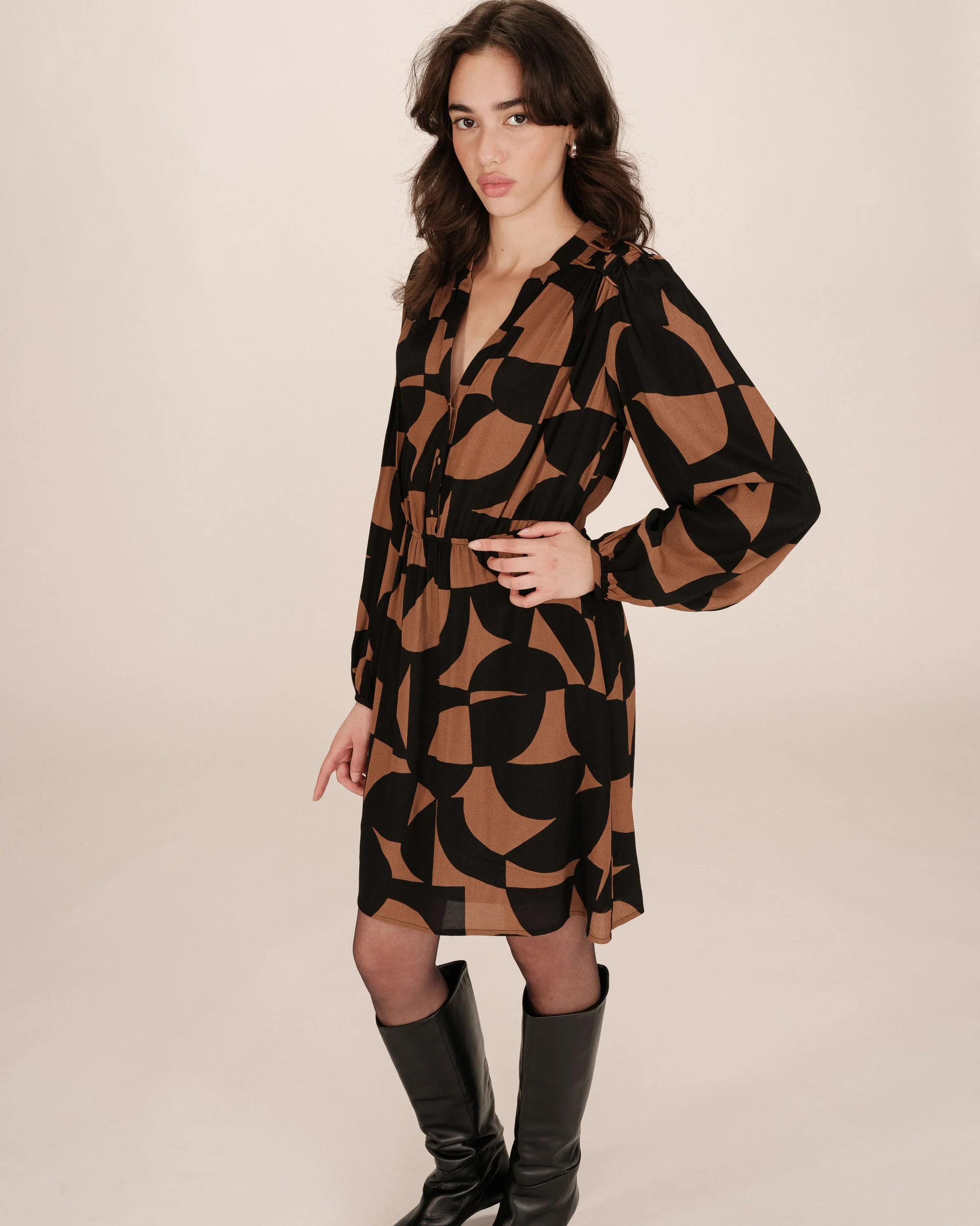 Robe Courte Graphique Chocolat Selia - Image 2