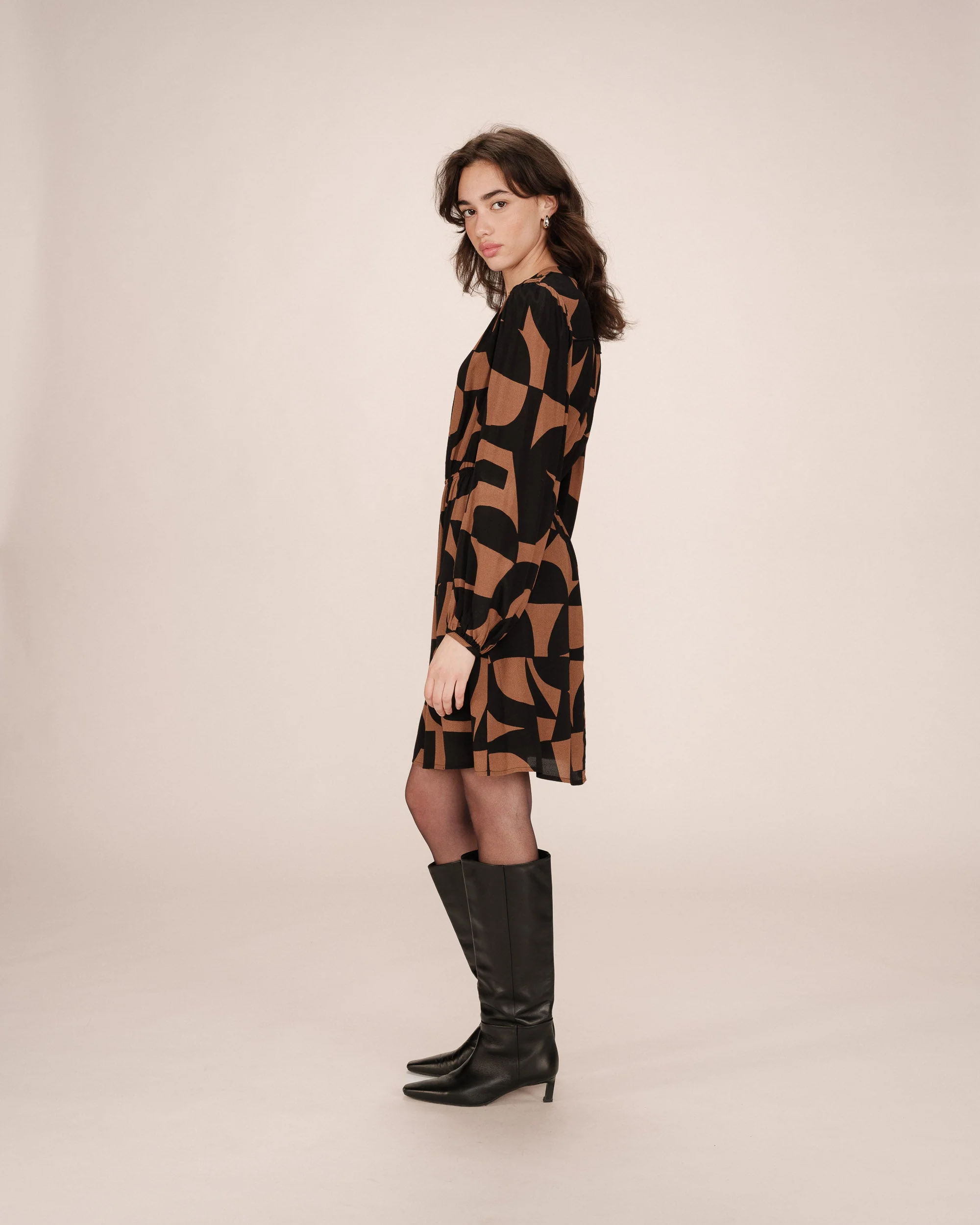 Robe Courte Graphique Chocolat Selia - Image 3