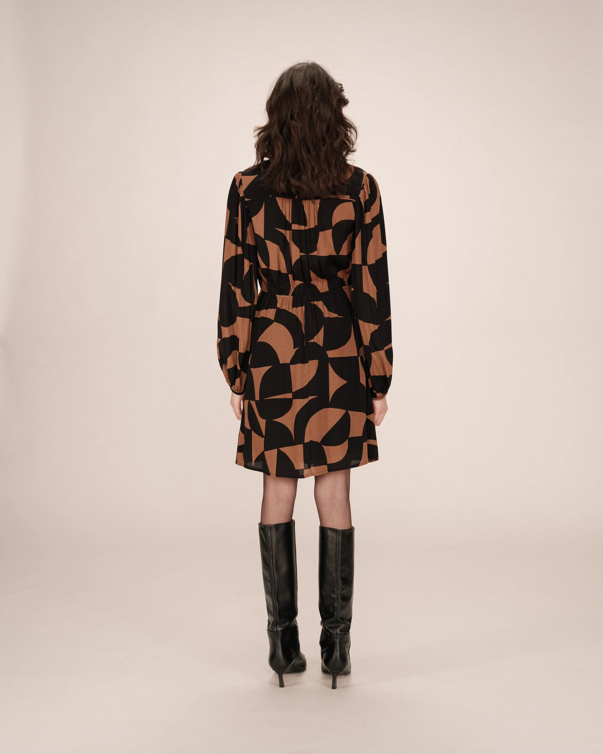 Robe Courte Graphique Chocolat Selia - Image 4