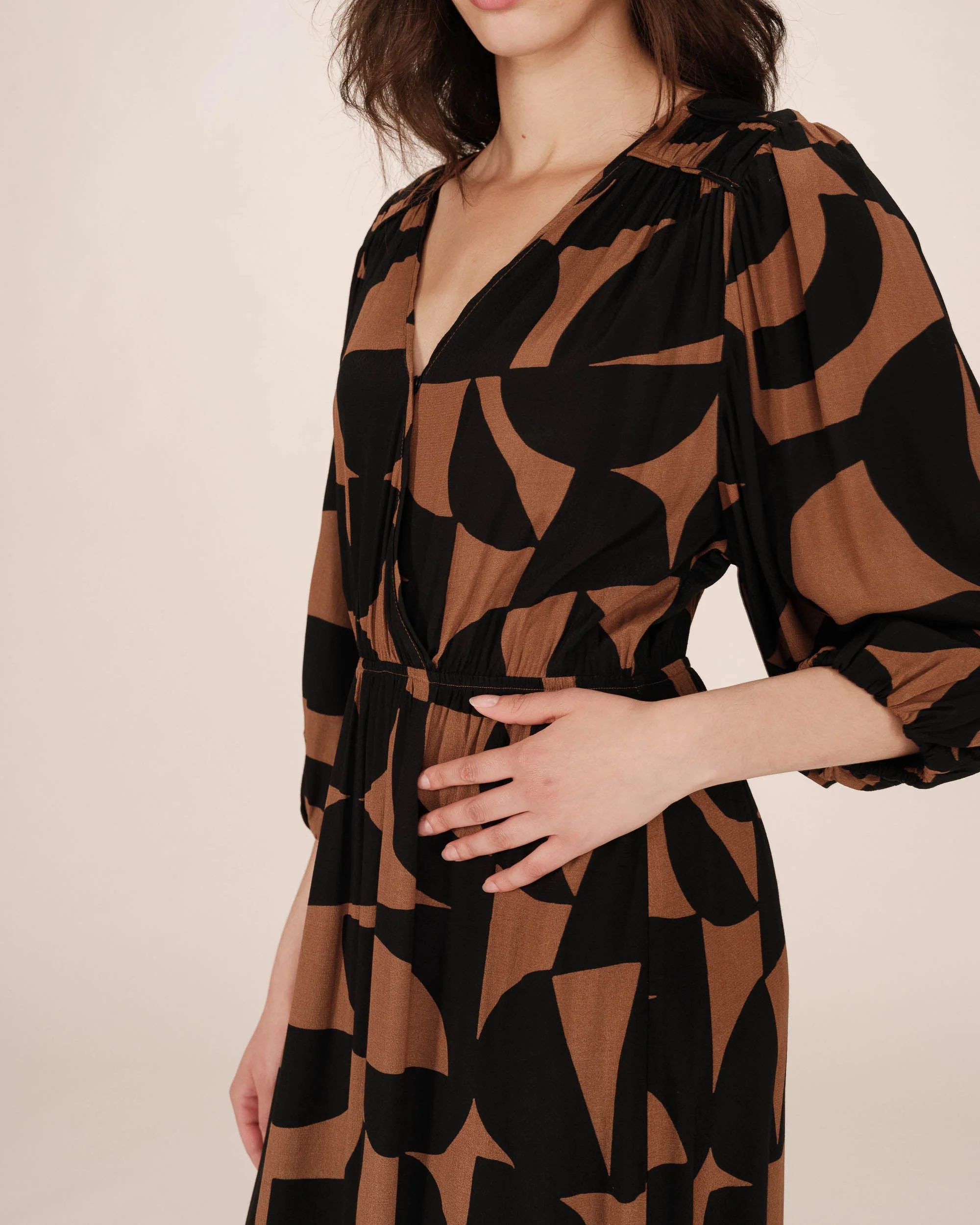 Robe Courte Graphique Chocolat Shelly - Image 2
