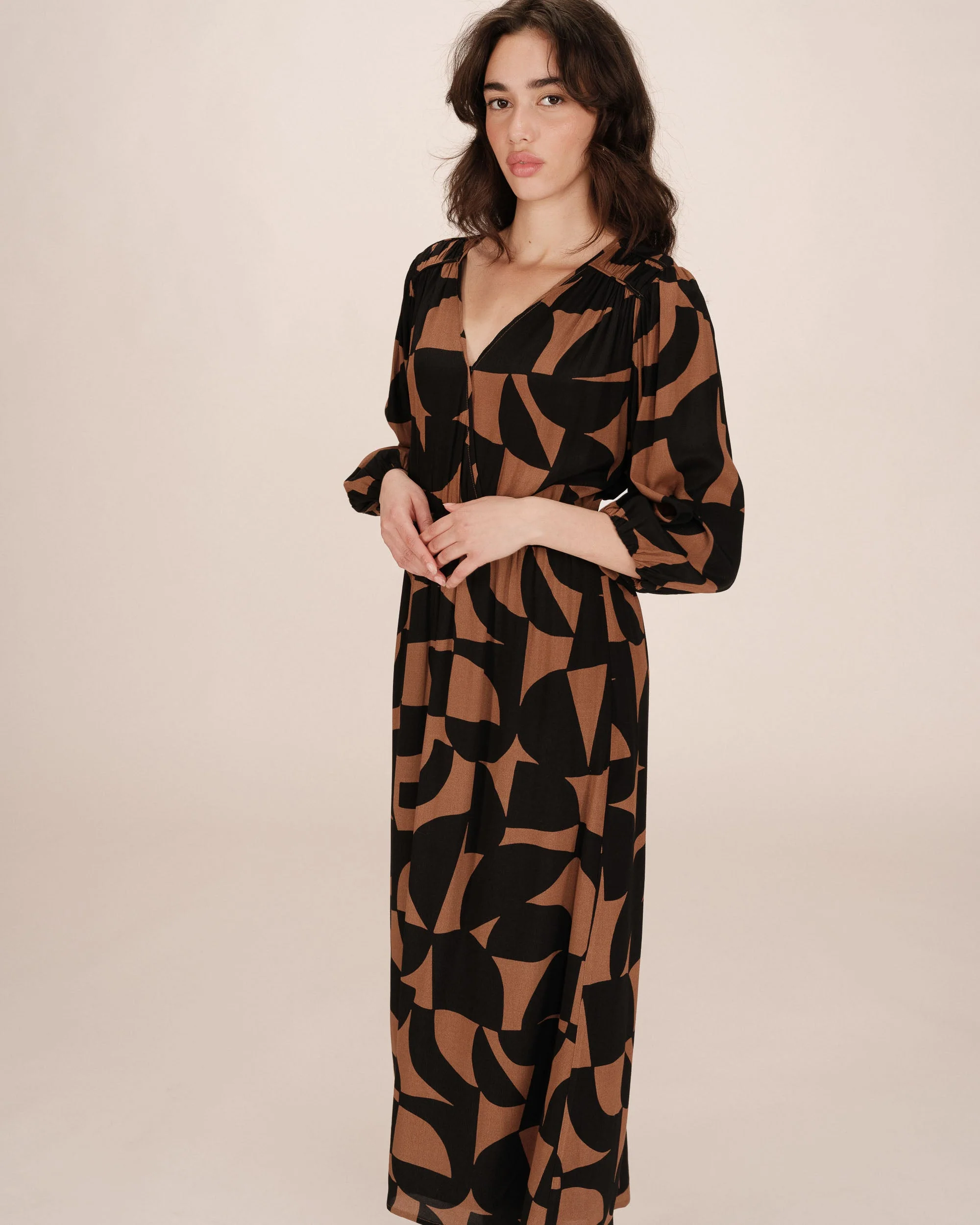 Robe Courte Graphique Chocolat Shelly - Image 3