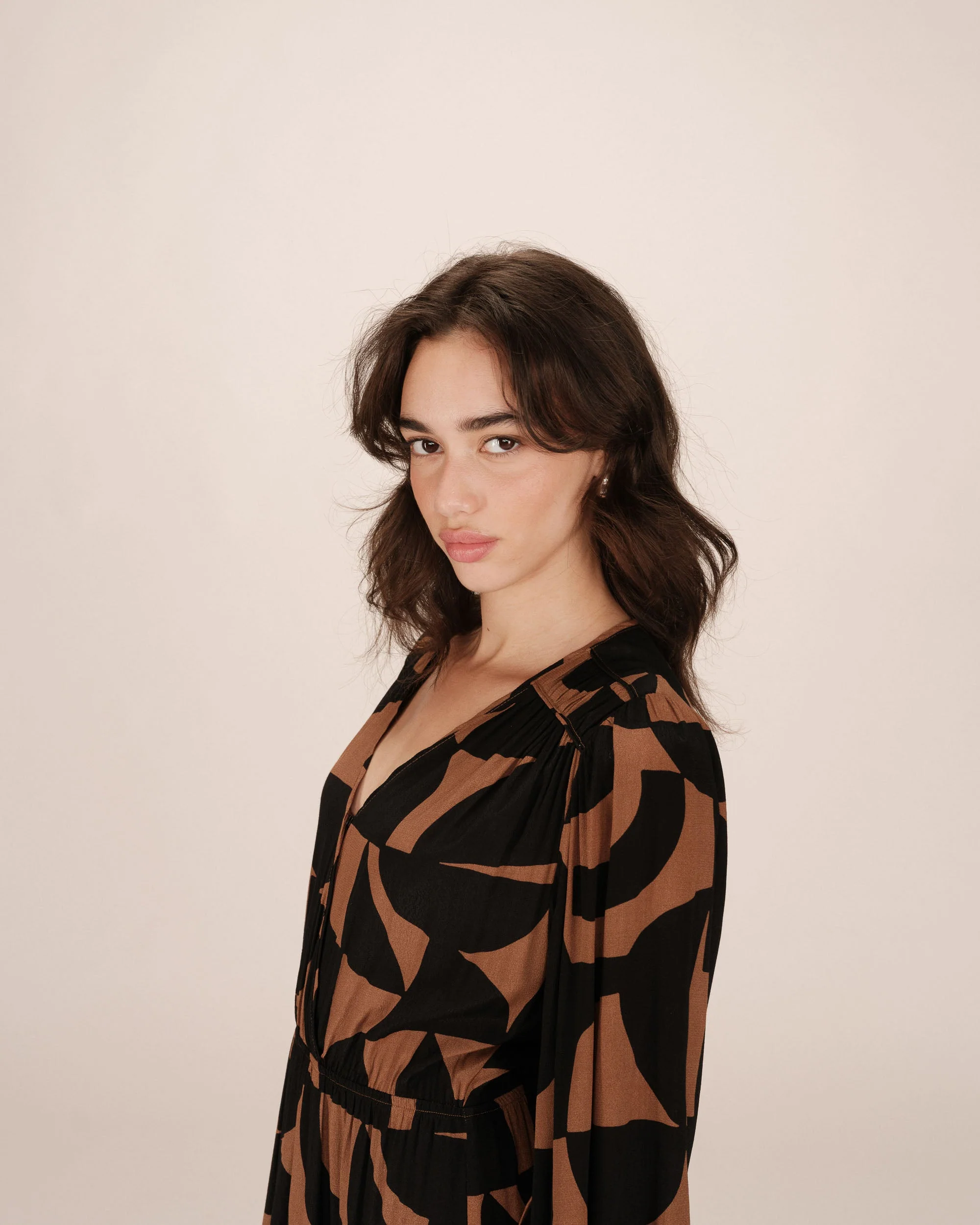 Robe Courte Graphique Chocolat Shelly - Image 4