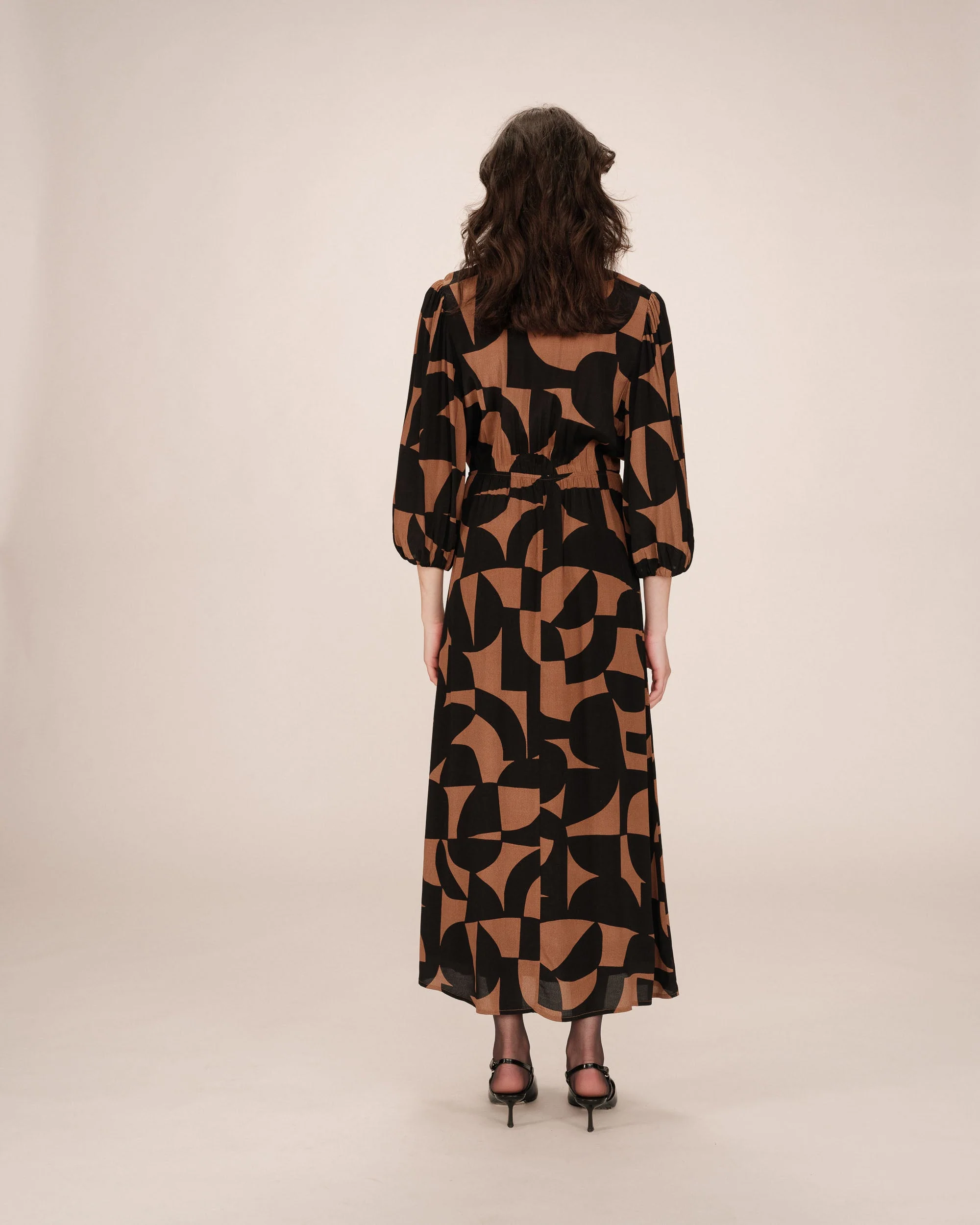 Robe Courte Graphique Chocolat Shelly - Image 5