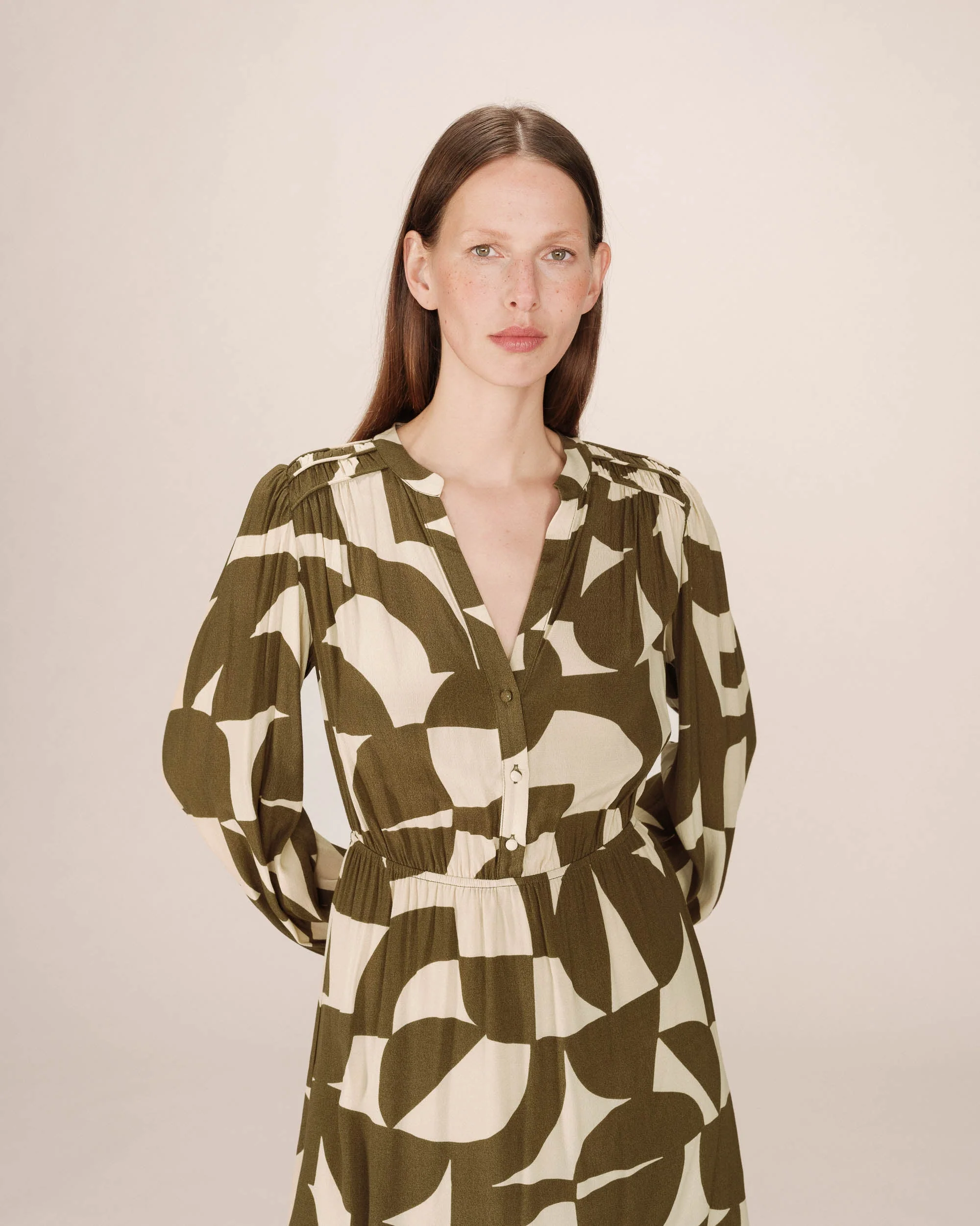 Robe Courte Graphique Olive Selia - Image 2