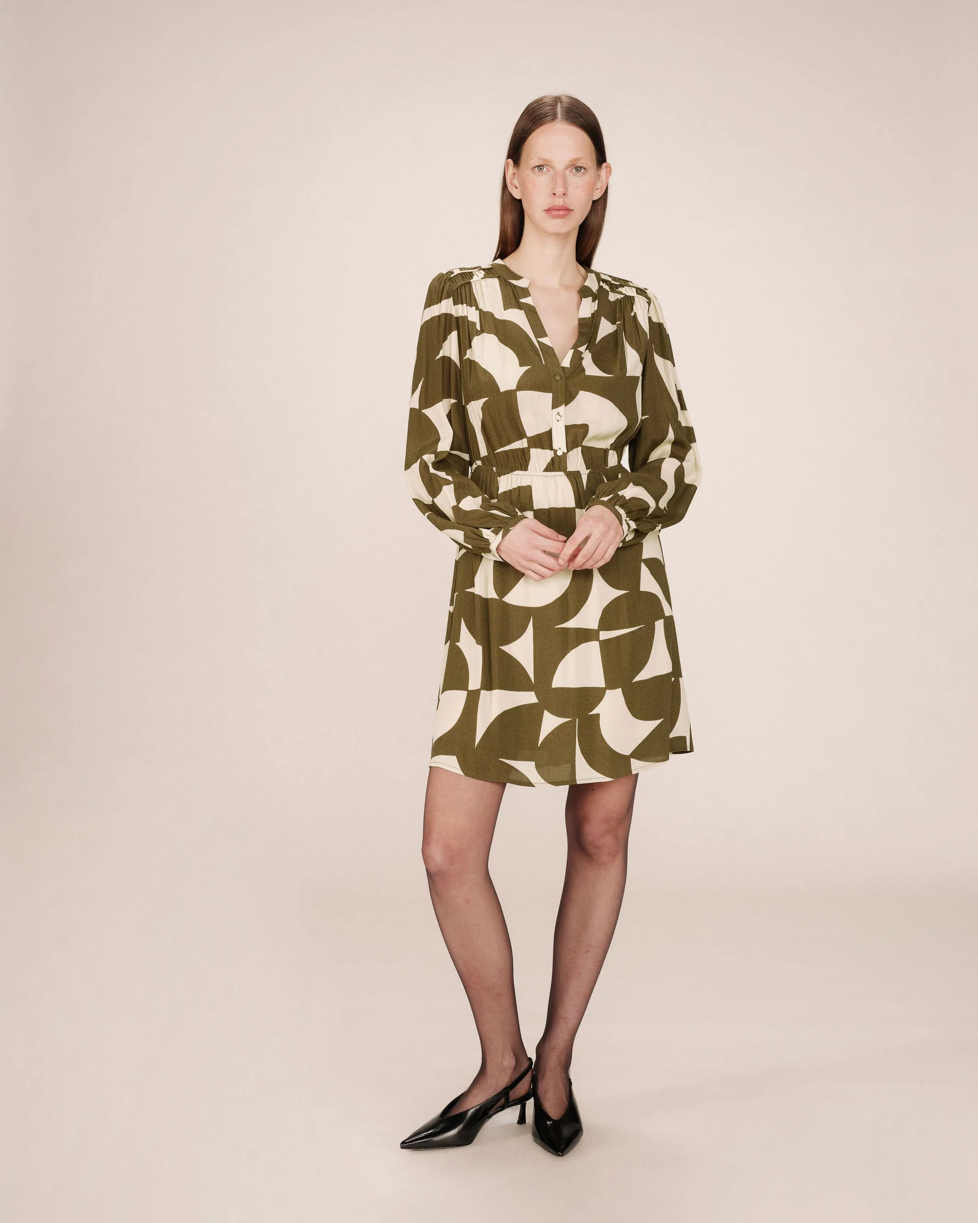 Robe Courte Graphique Olive Selia - Image 3