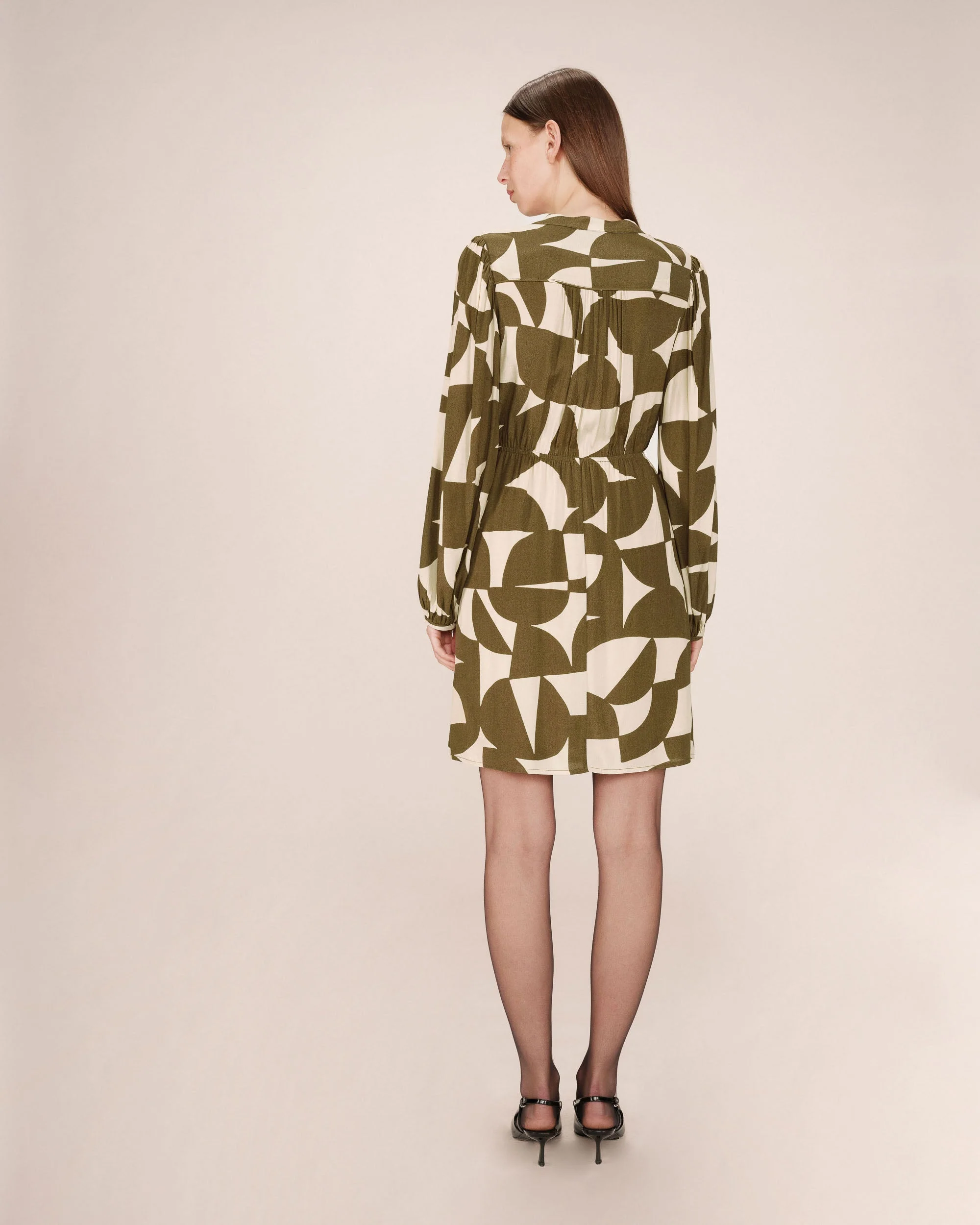 Robe Courte Graphique Olive Selia - Image 4