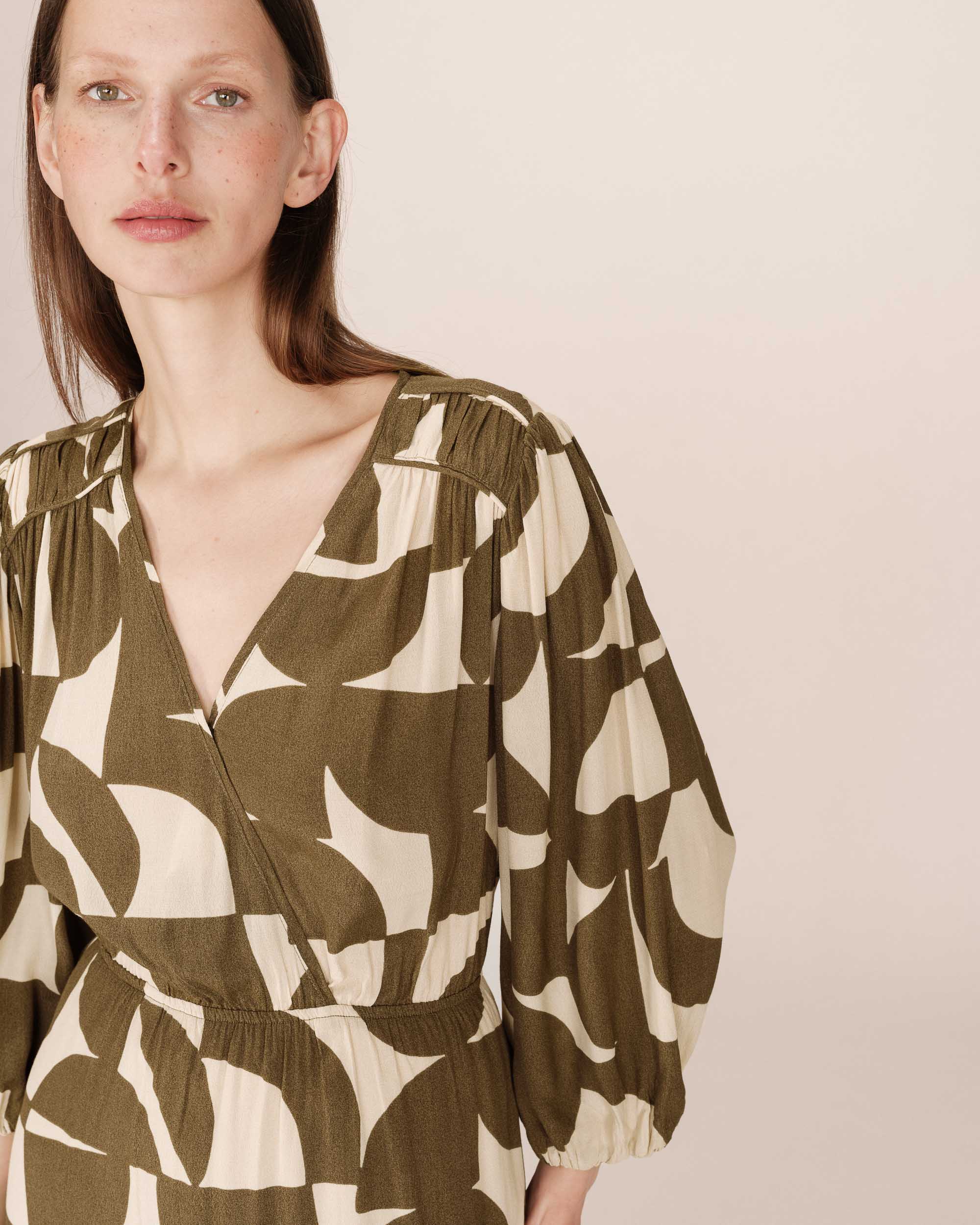 Robe Courte Graphique Olive Shelly - Image 4