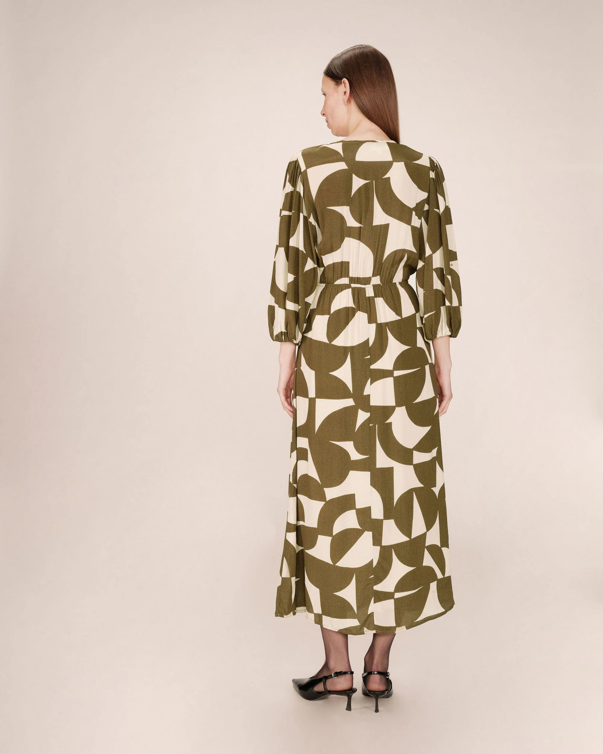 Robe Courte Graphique Olive Shelly - Image 5