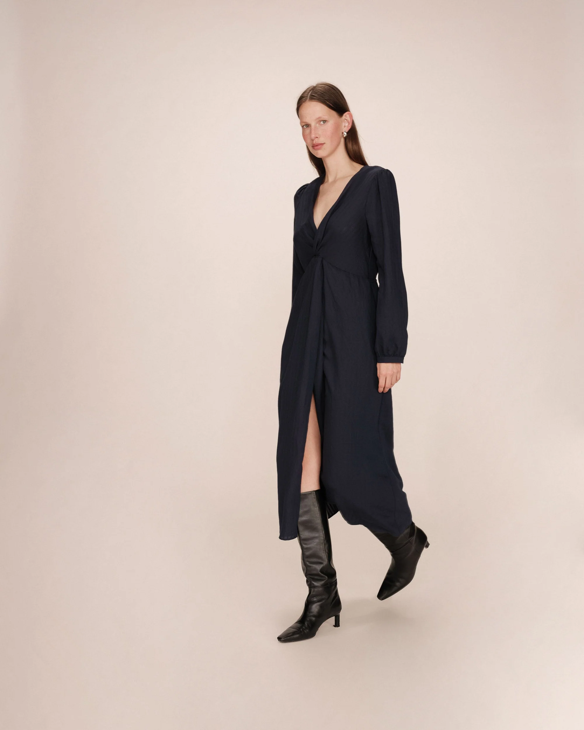 Robe Longue Decollete V Marine Shirley - Image 4