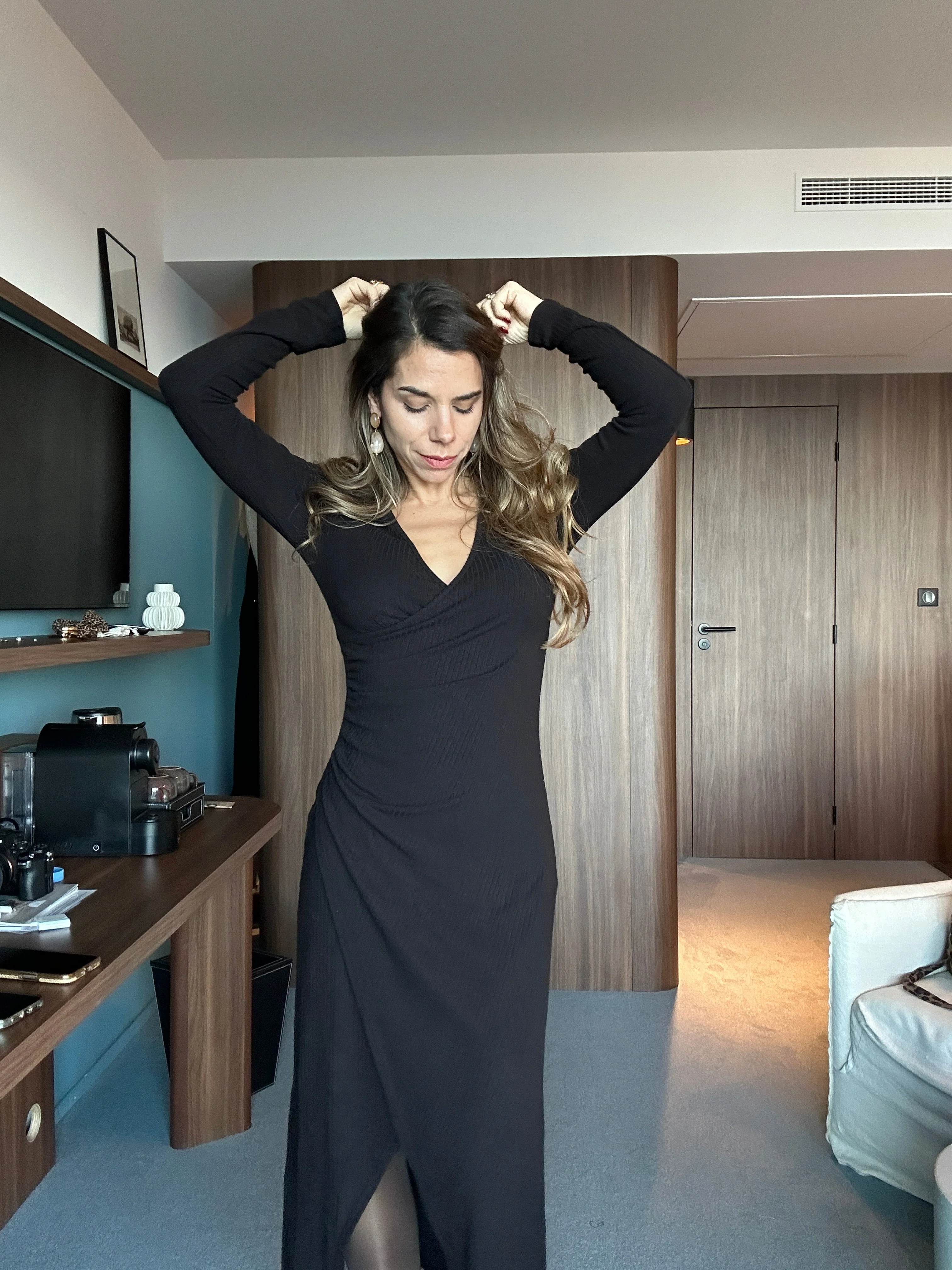 Robe Romane Noire - Image 4