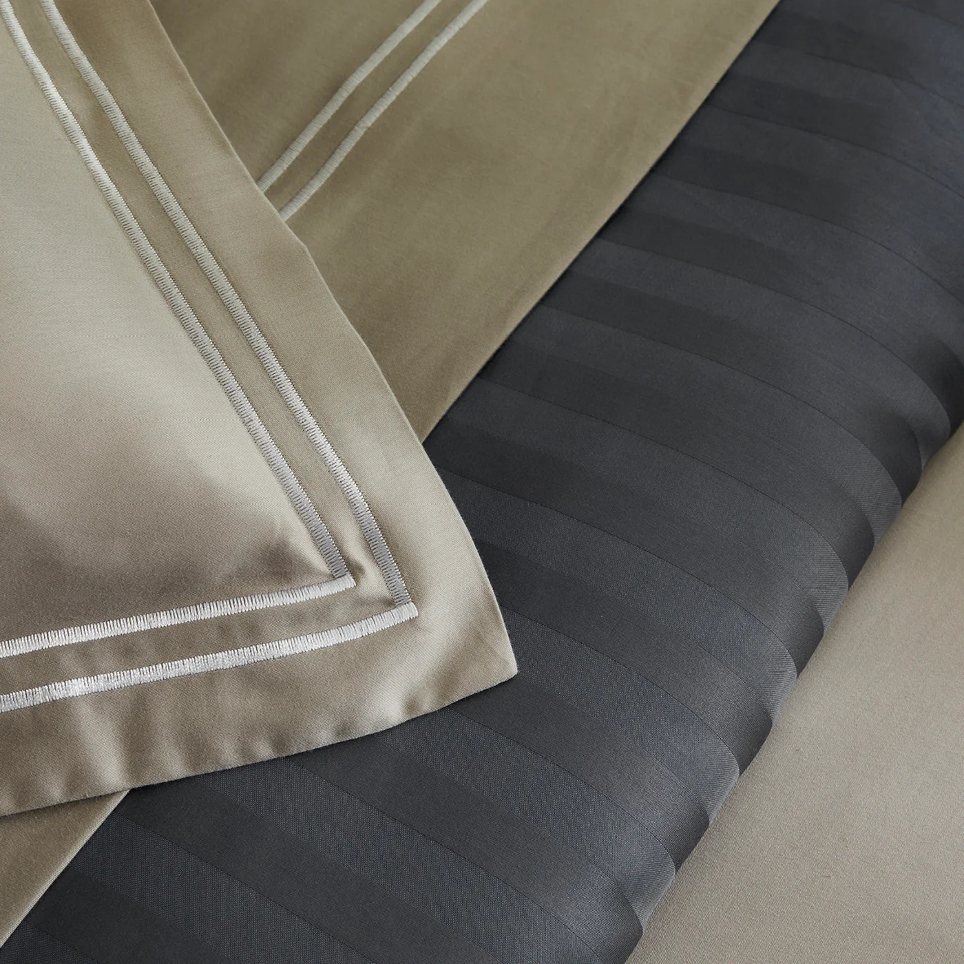 Housse De Couette + Taies D'Oreiller Satin De Coton - Blanc / Taupe - Nice - Image 4