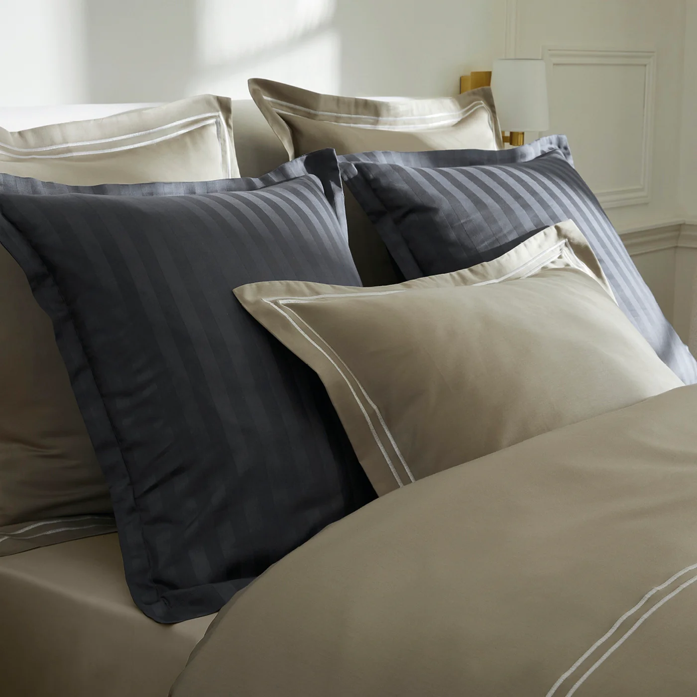 Housse De Couette + Taies D'Oreiller Satin De Coton - Blanc / Taupe - Nice - Image 5