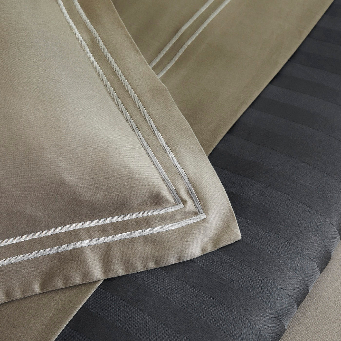 Set De 2 Taies D'Oreiller Satin De Coton - Blanc / Taupe - Nice - Image 5