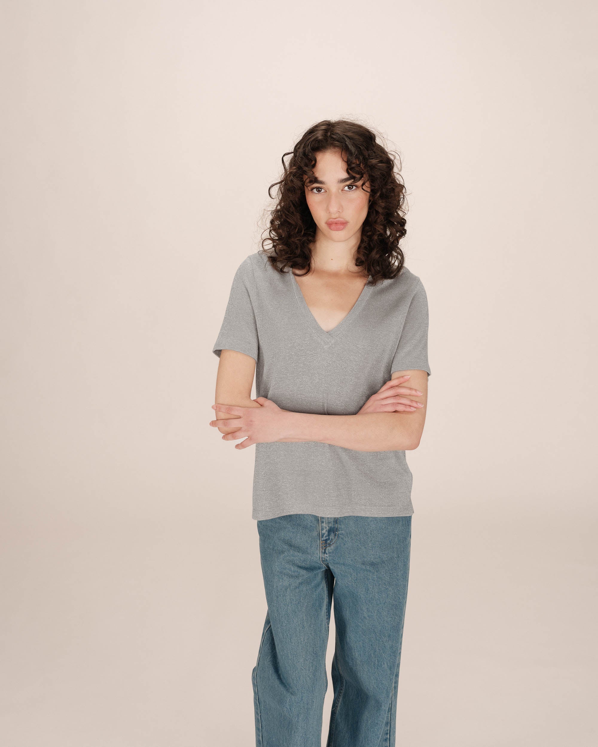 T-Shirt Col V Gris Stardust - Image 2
