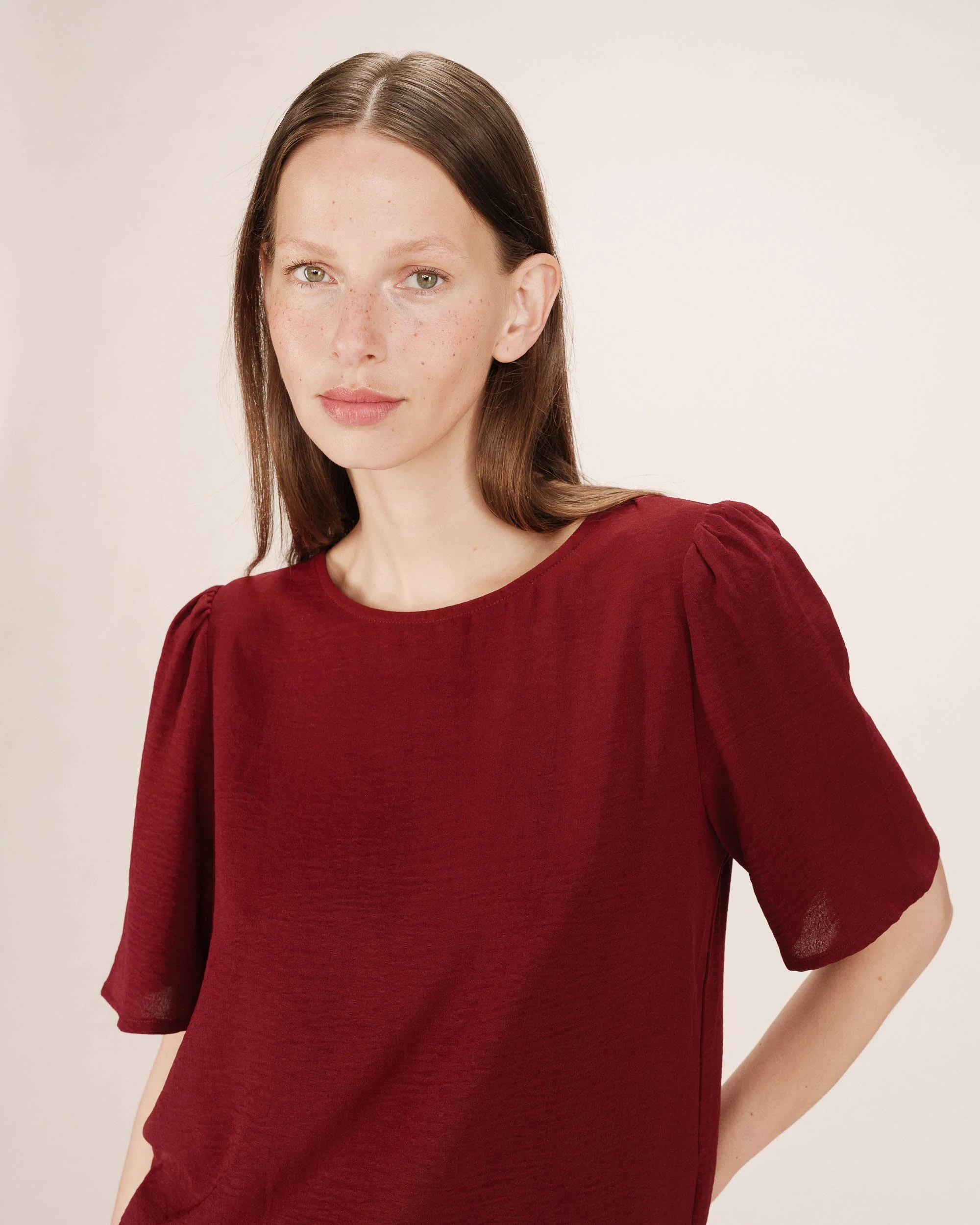 Top Fluide Col Rond Bordeaux Shine - Image 2