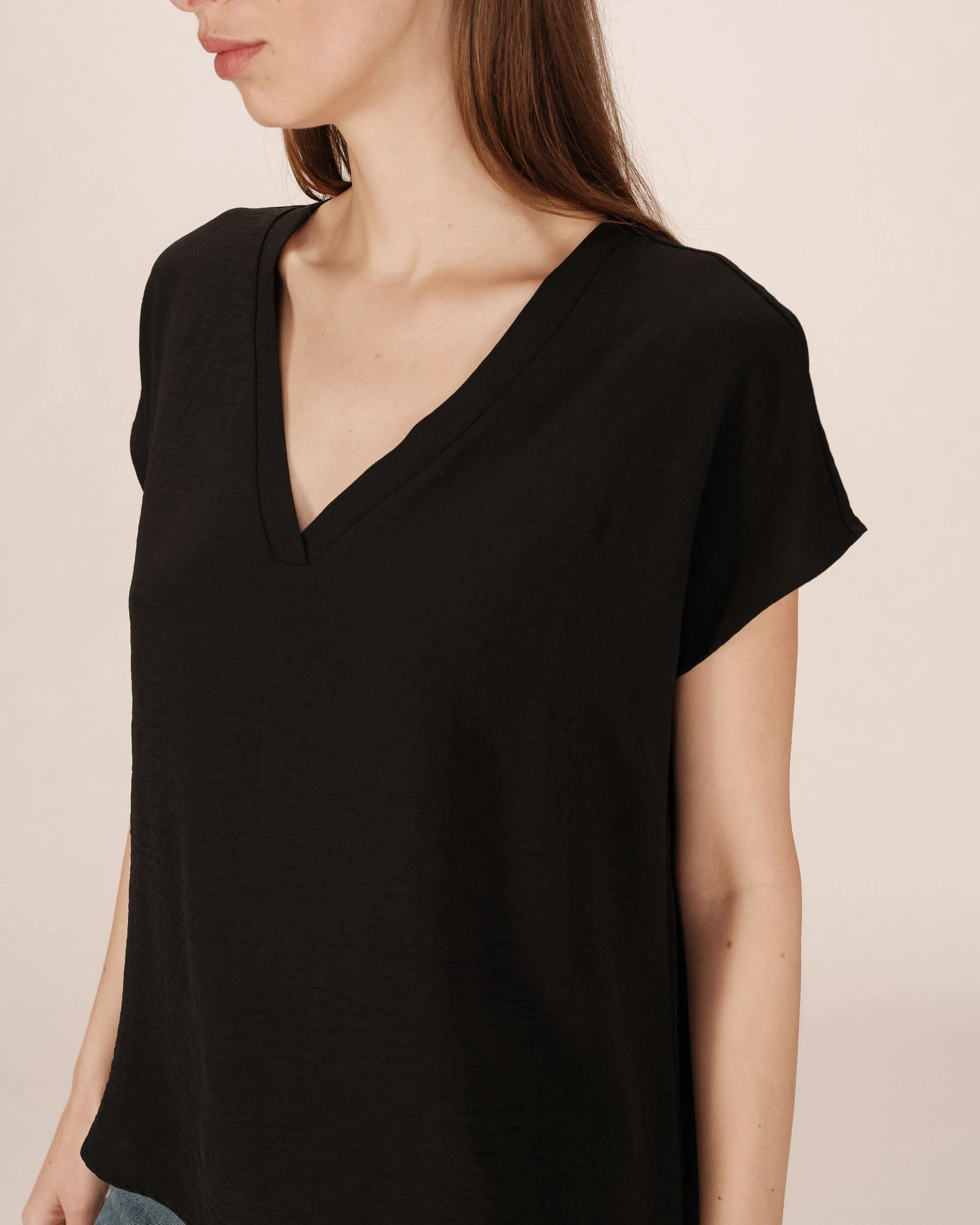 Top Fluide Encolure V Noir Season - Image 2