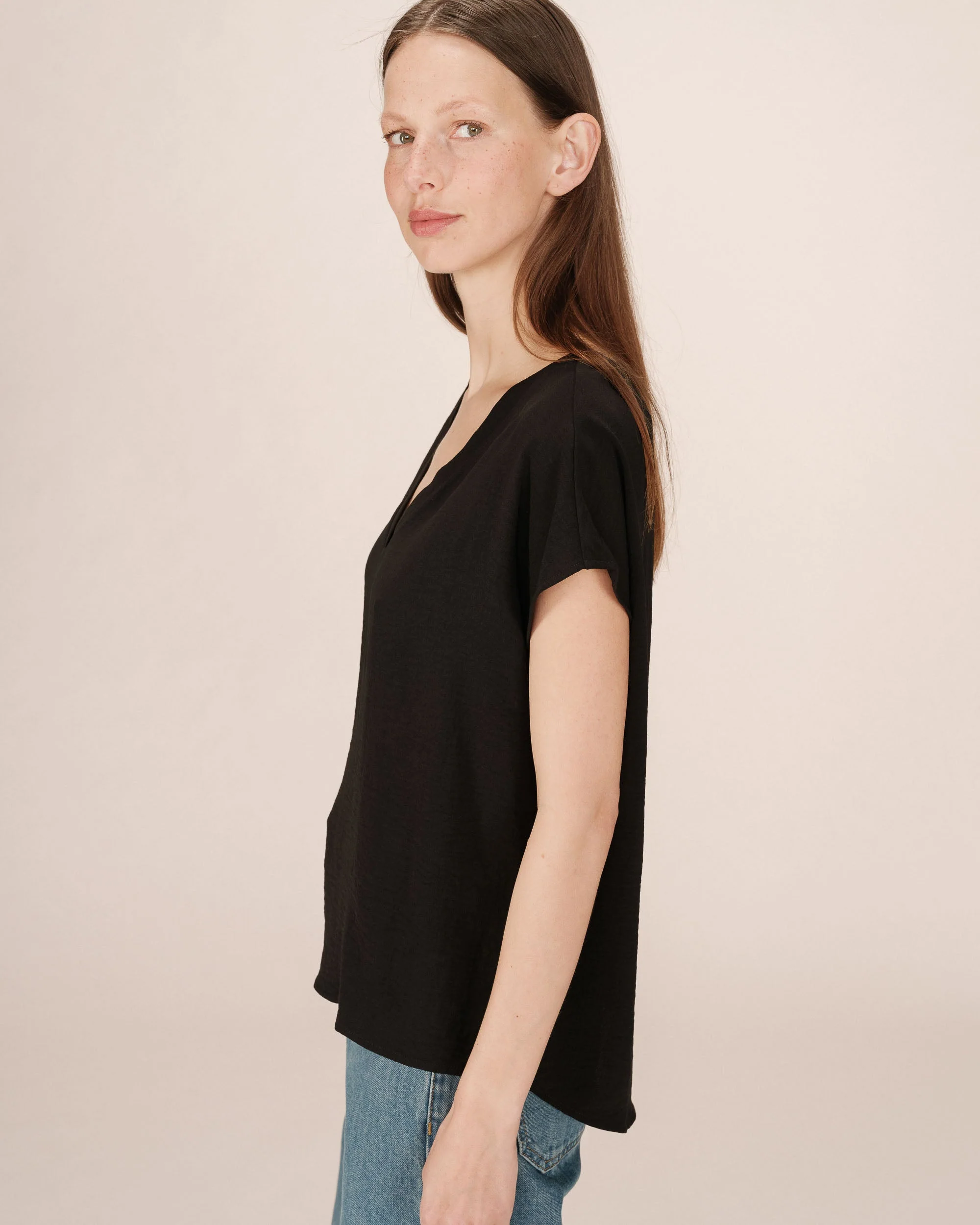 Top Fluide Encolure V Noir Season - Image 4